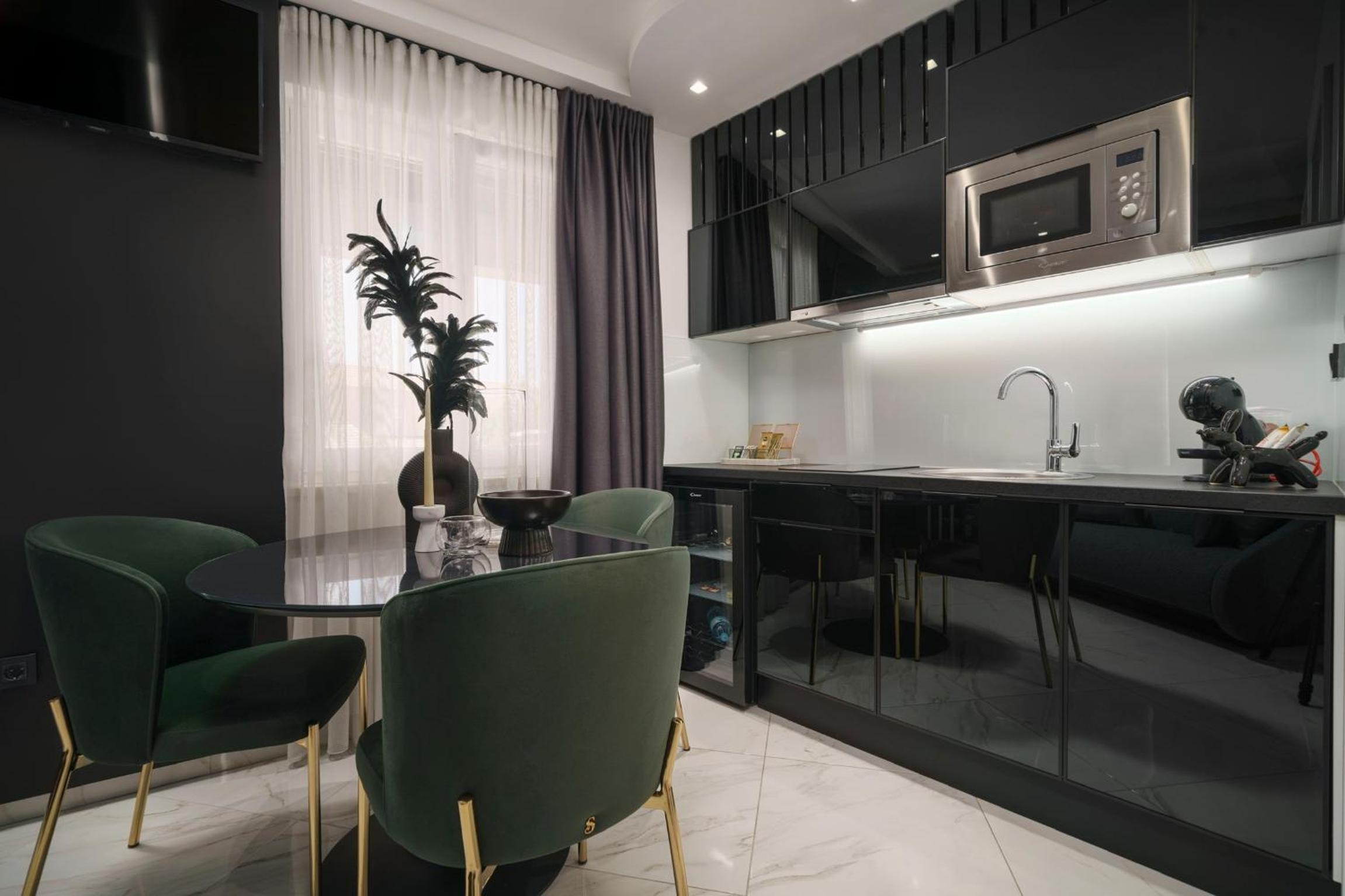 One-Bedroom Apartment with Terrace - Photo 10