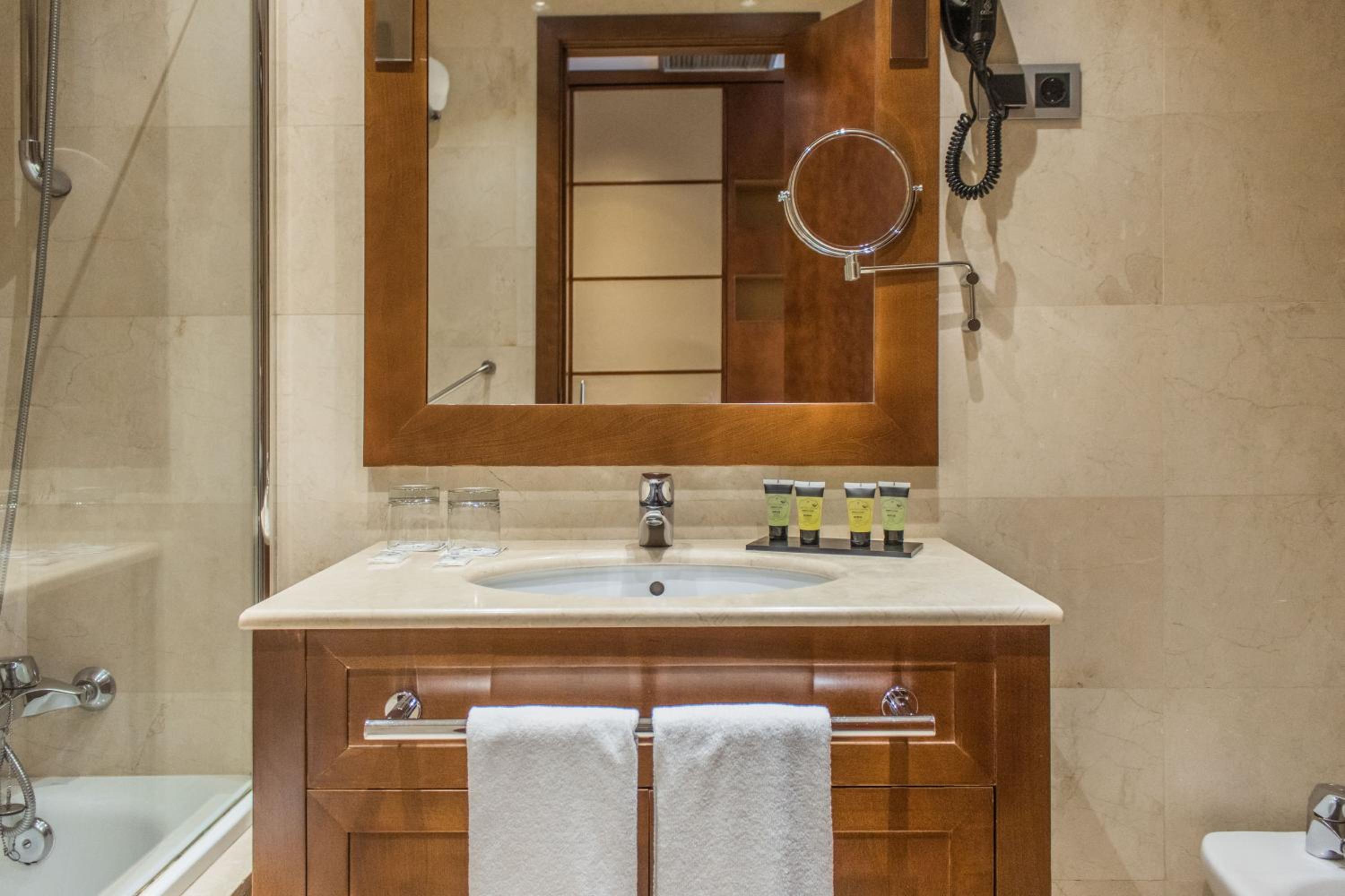 Double or Twin Room (1-2 Adults) - Photo 4