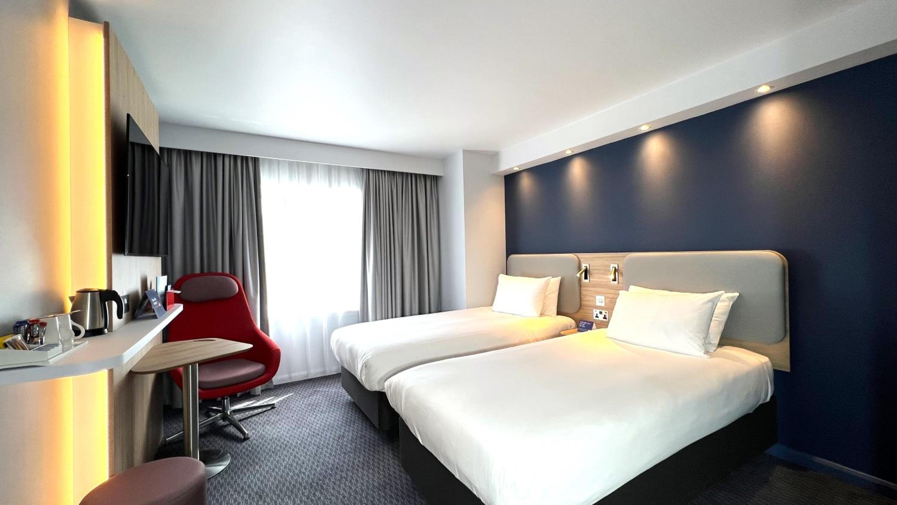 Standard Twin Room with Free Hot Breakfast - Photo 1