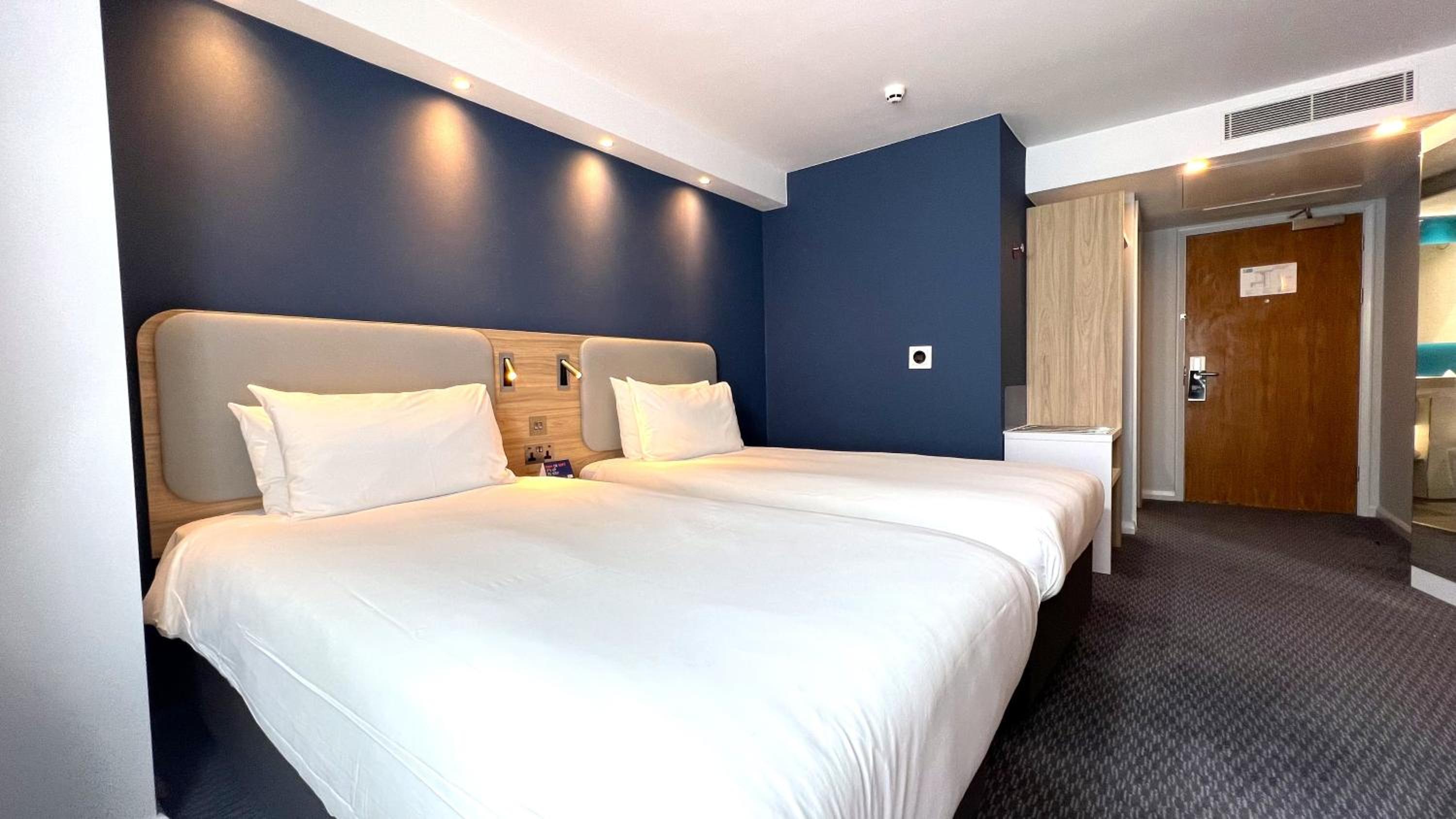 Standard Twin Room with Free Hot Breakfast - Photo 2