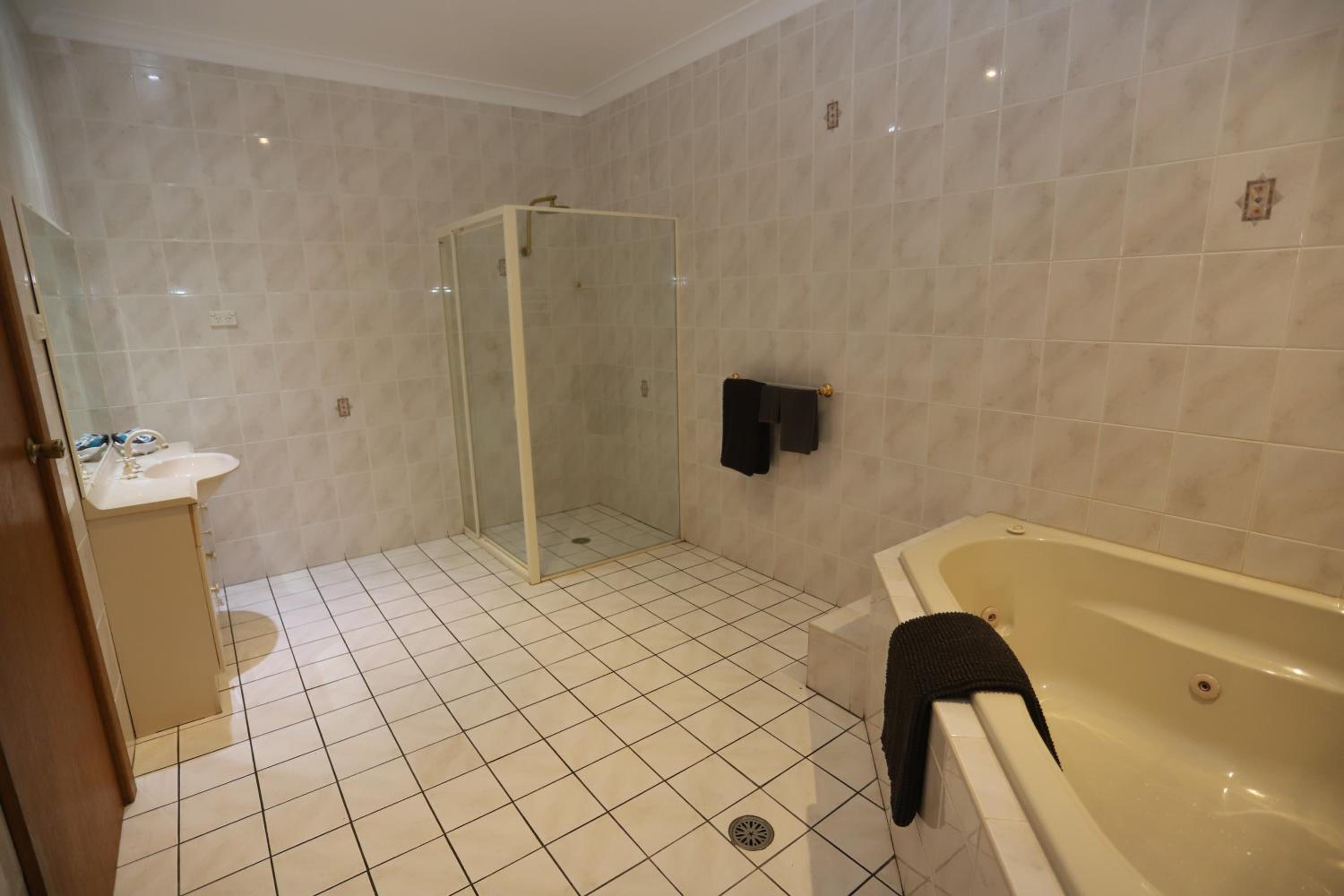 King Suite with Spa-18+only-Non Pet Friendly photo 3
