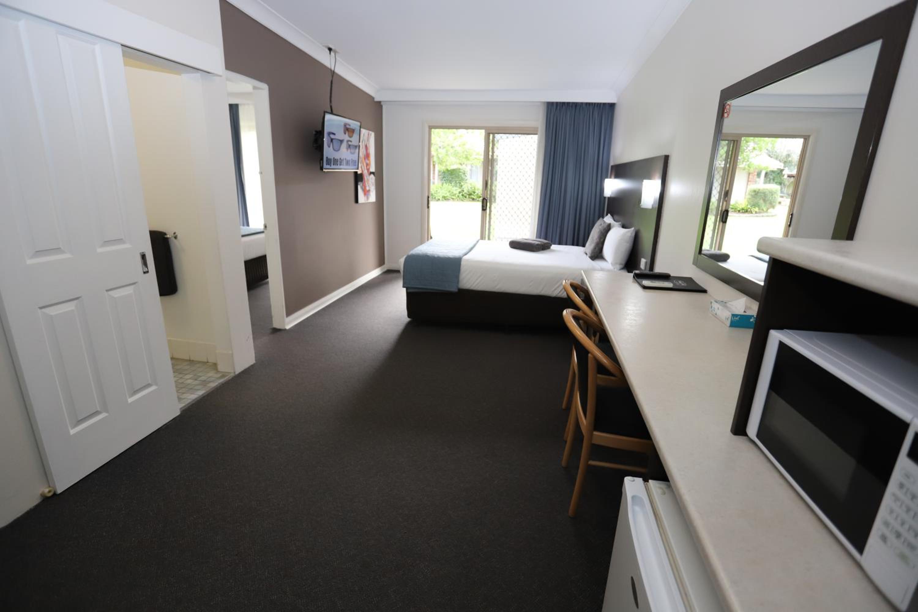 2 Bedroom Suite QQ- Non Pet Friendly photo 1