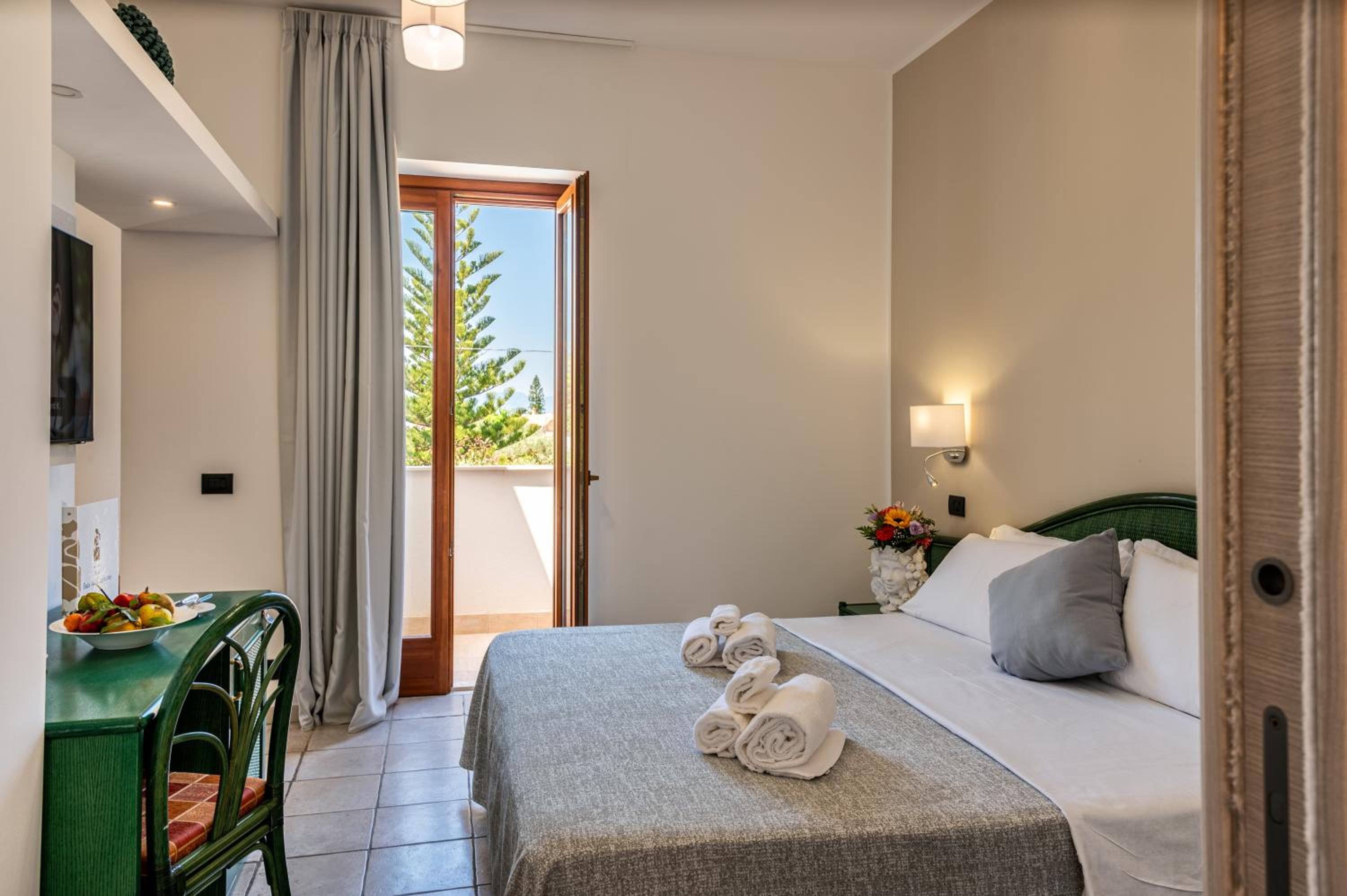 Superior Double or Twin Room with Garden View - Photo 1