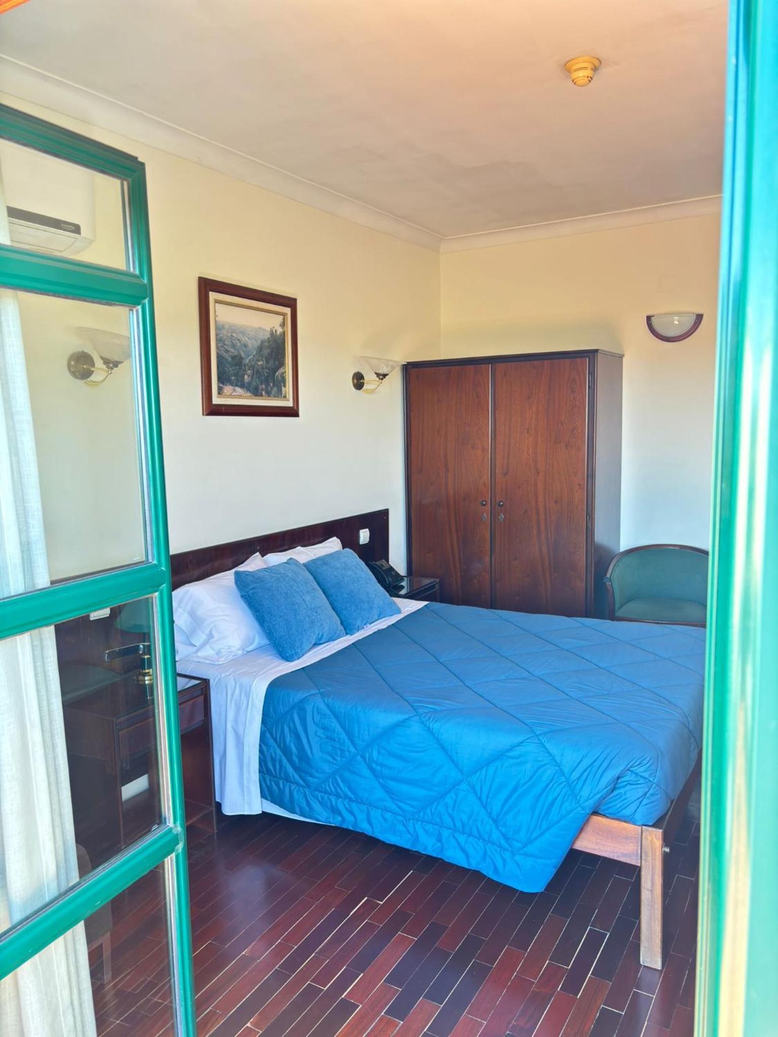 Double Room with Balcony - Photo 3