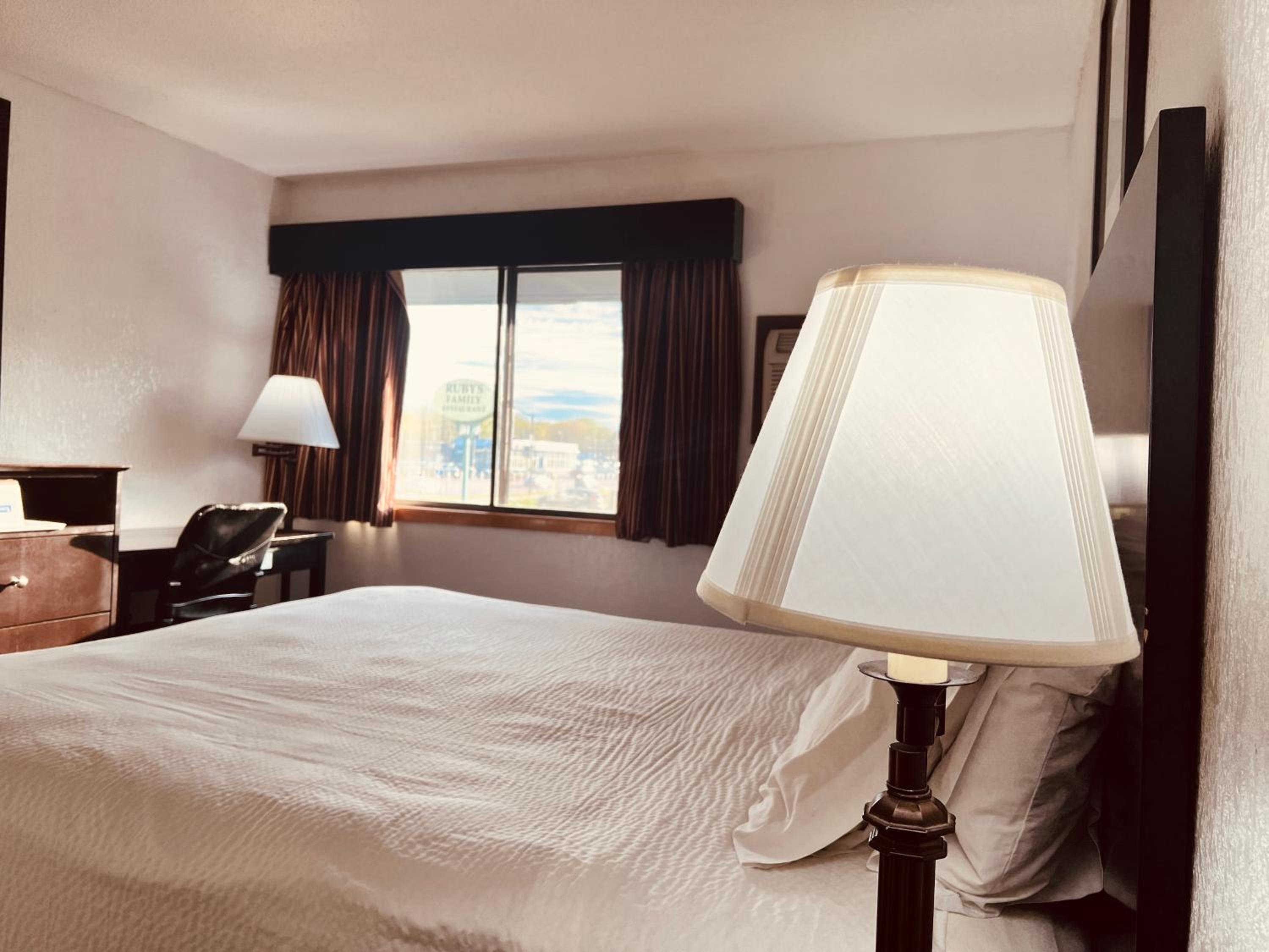 King Room- Non-Smoking - Photo 10