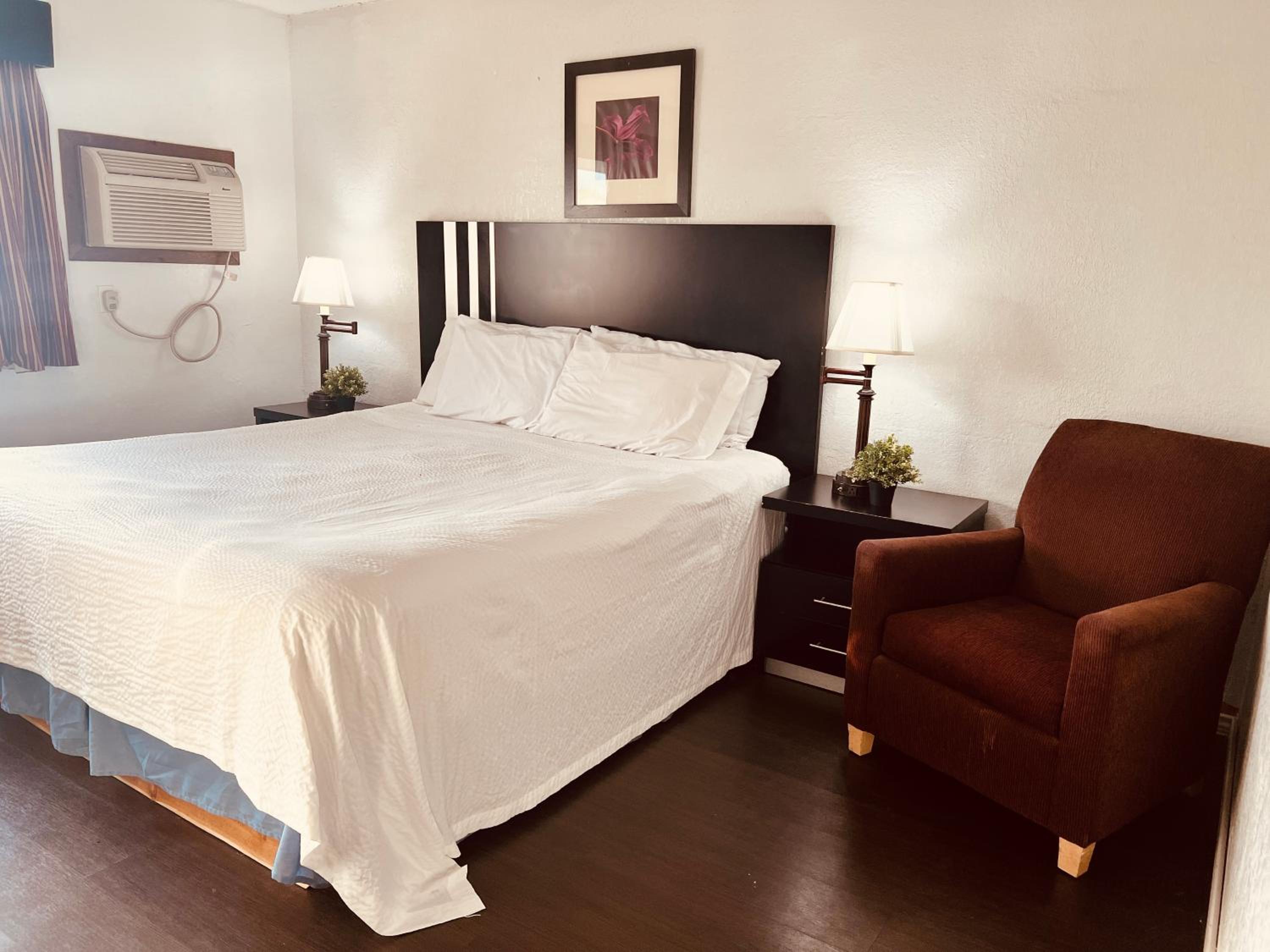 King Room- Non-Smoking - Photo 13
