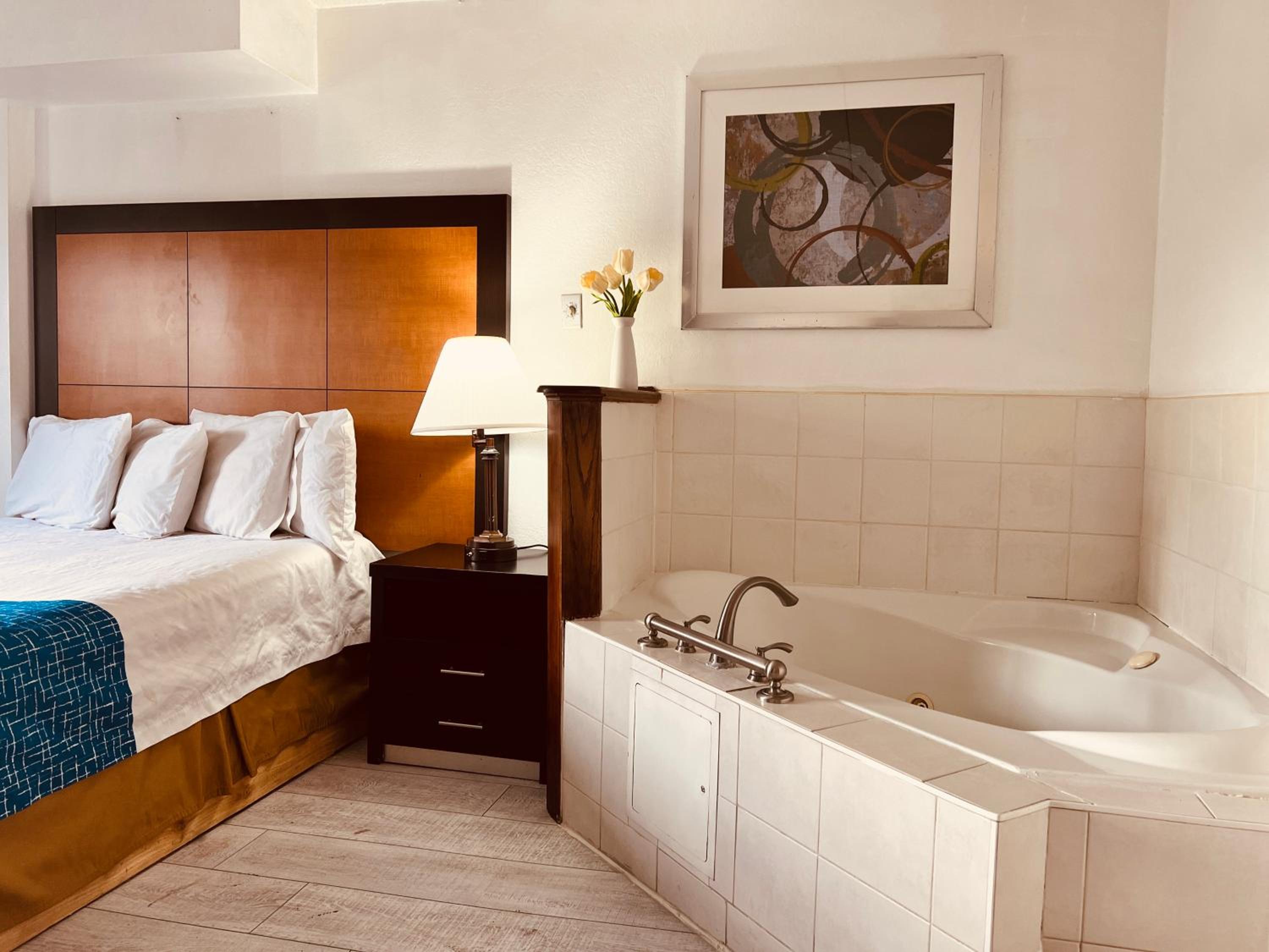 Deluxe King Room - Non-Smoking photo 1