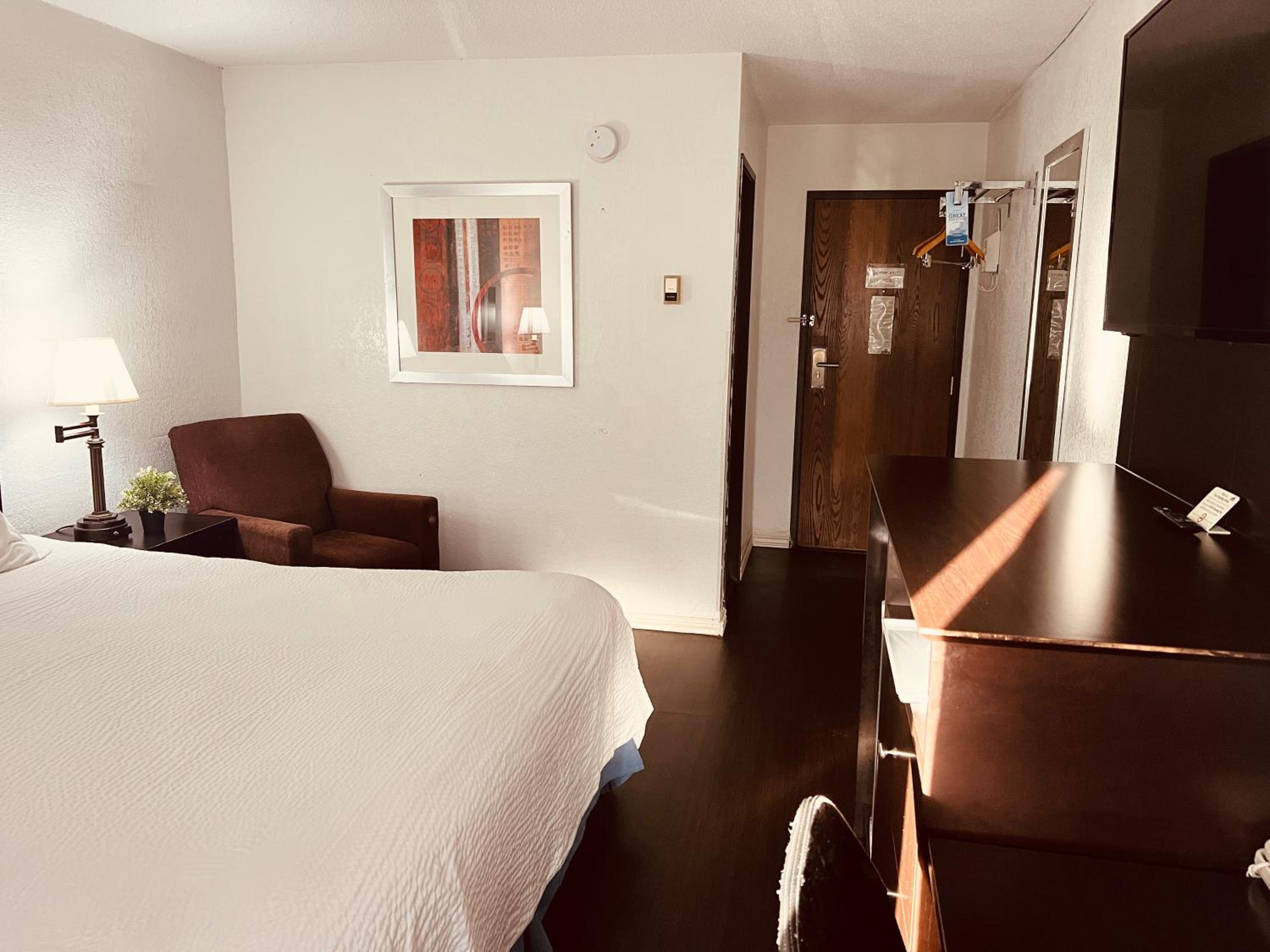 King Room- Non-Smoking - Photo 11