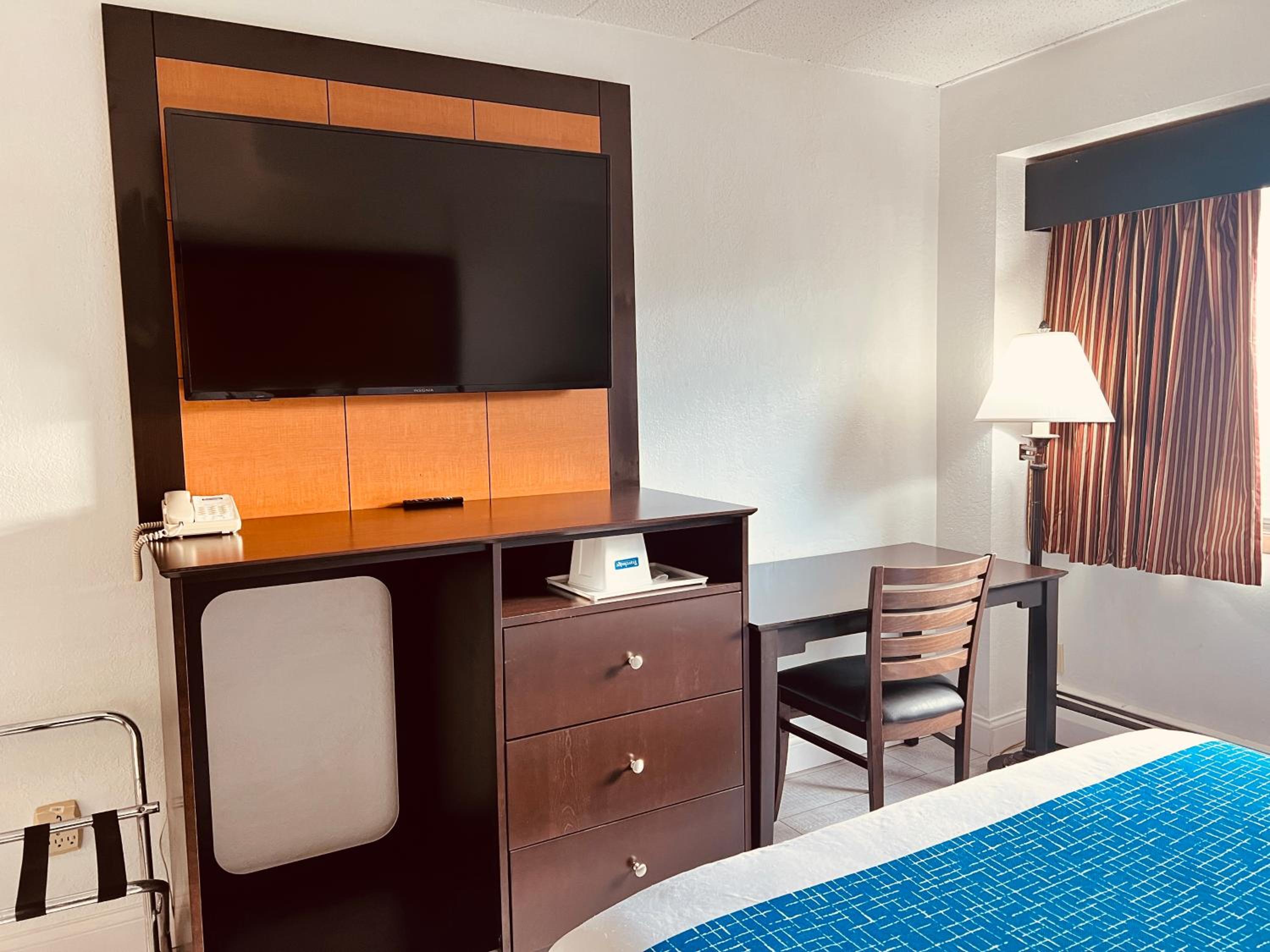 Deluxe King Room - Non-Smoking photo 2