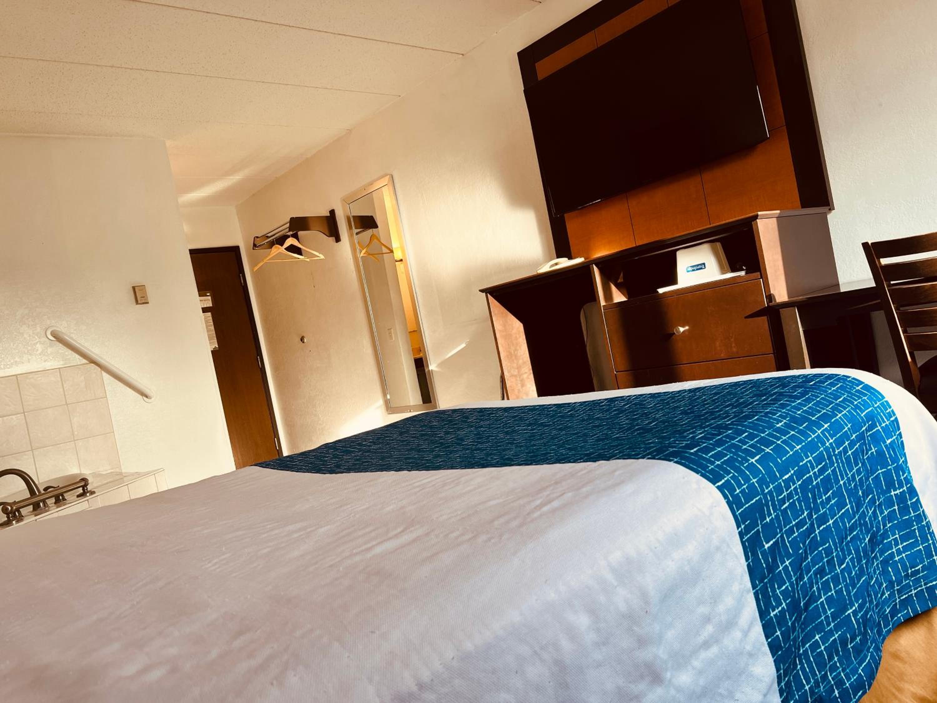Deluxe King Room - Non-Smoking photo 3