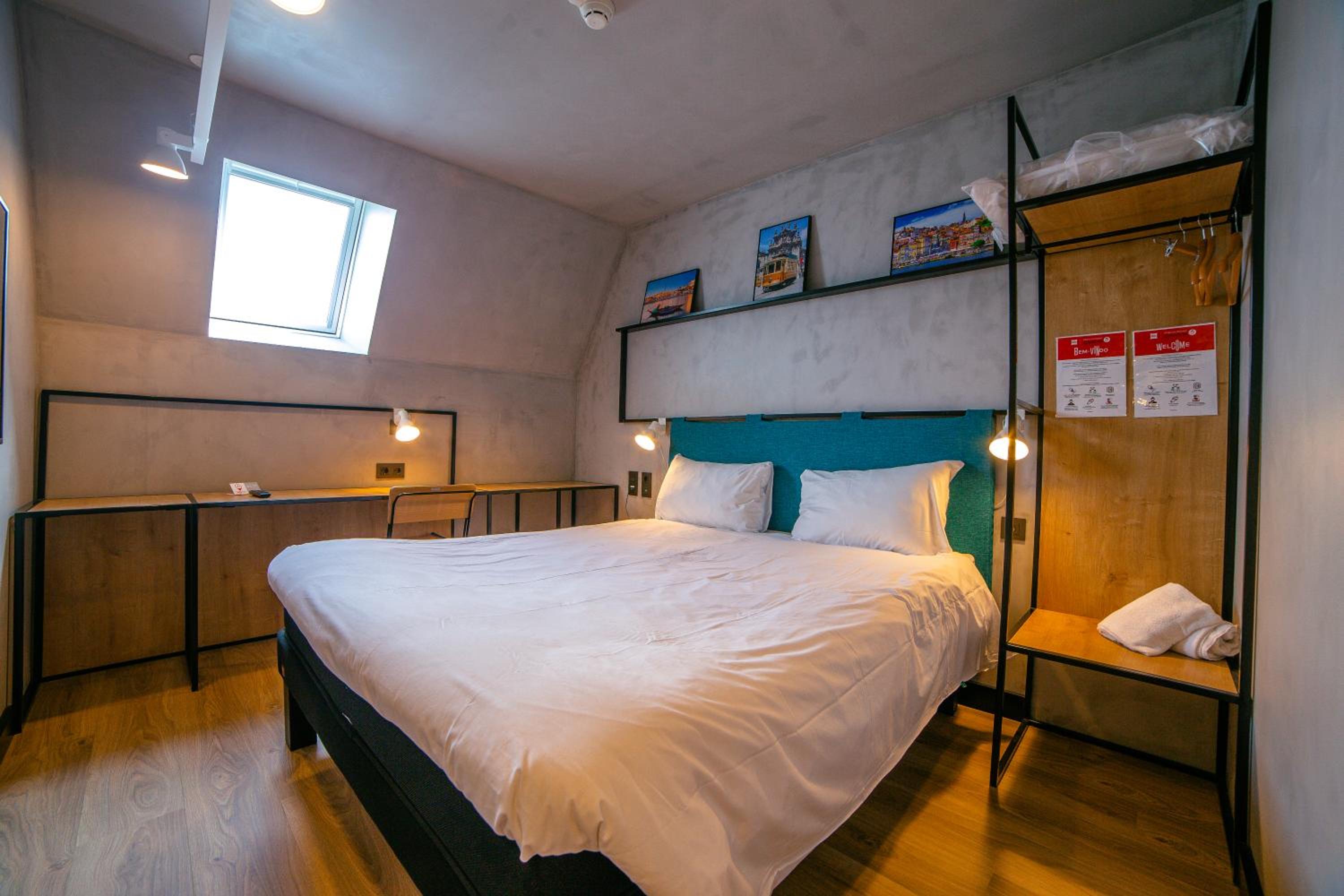 Standard Double Room thumbnail 6