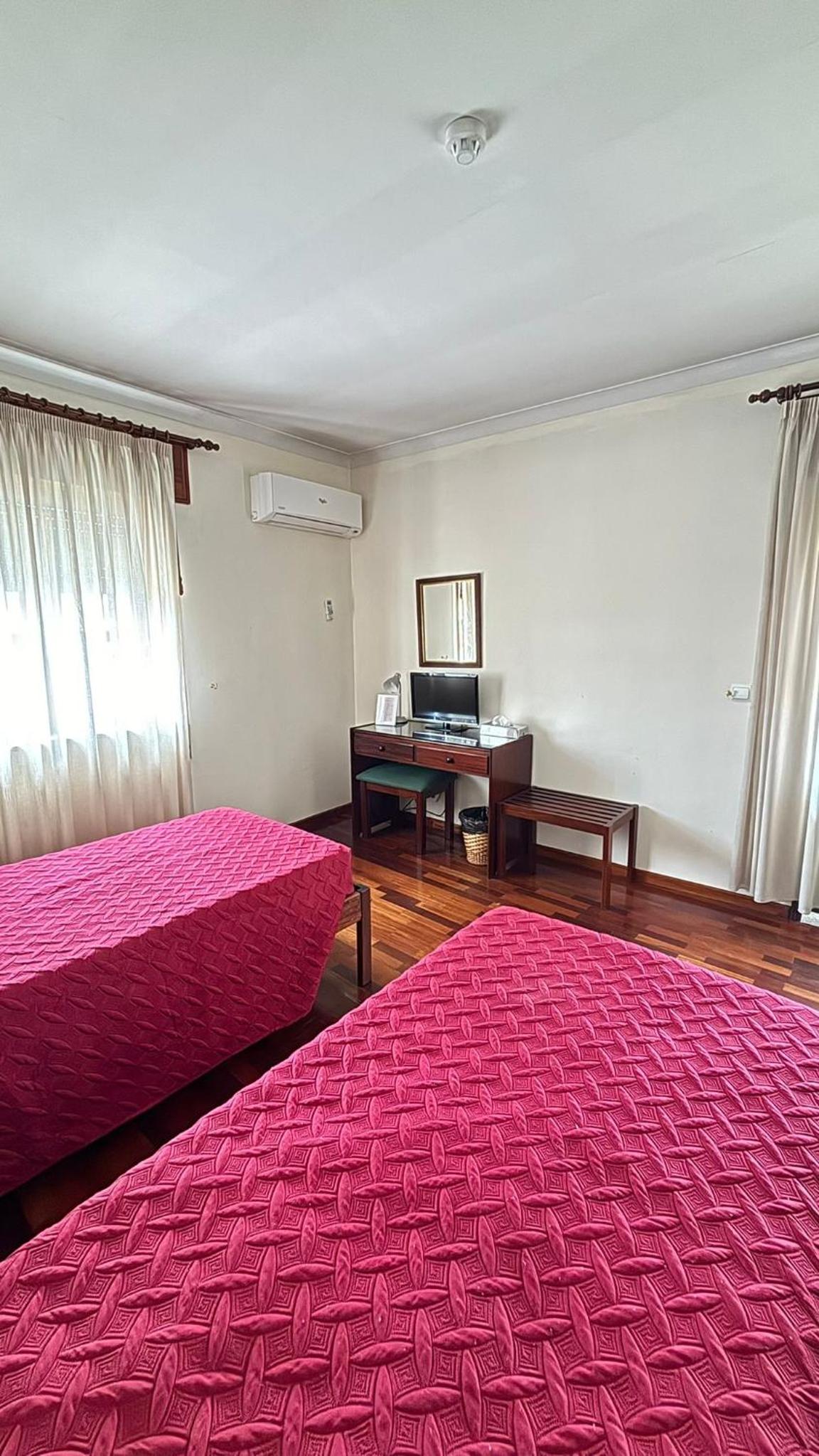 Twin Room - Disability Access - Photo 4