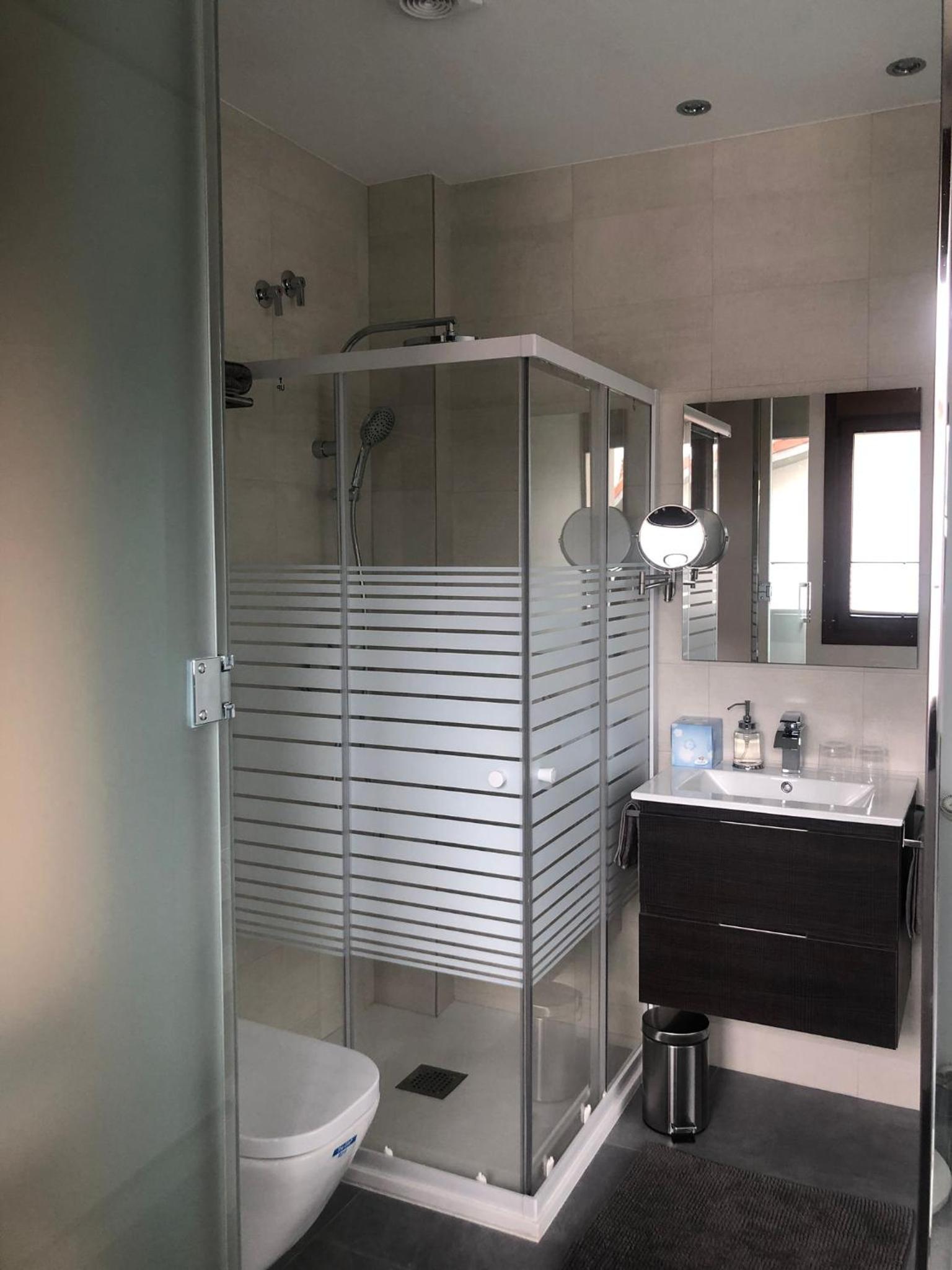 Double Room with Private Bathroom - Photo 16