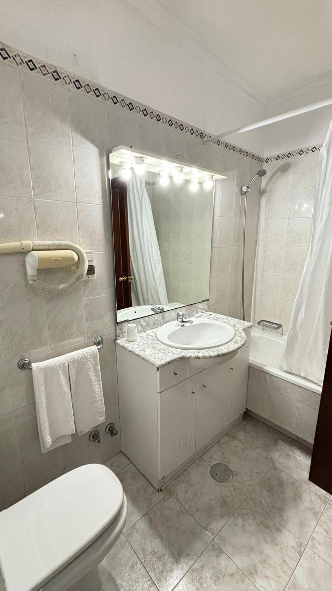 Double Room with Balcony - Photo 2