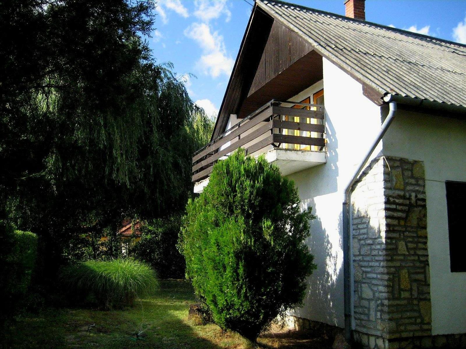 Five-Bedroom House photo 3