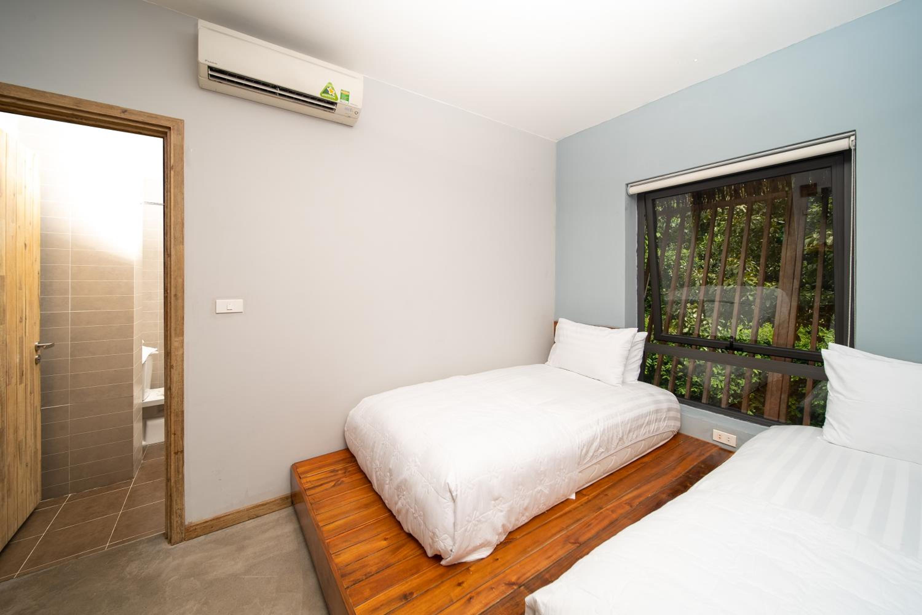 Deluxe Twin Room with Window photo 2