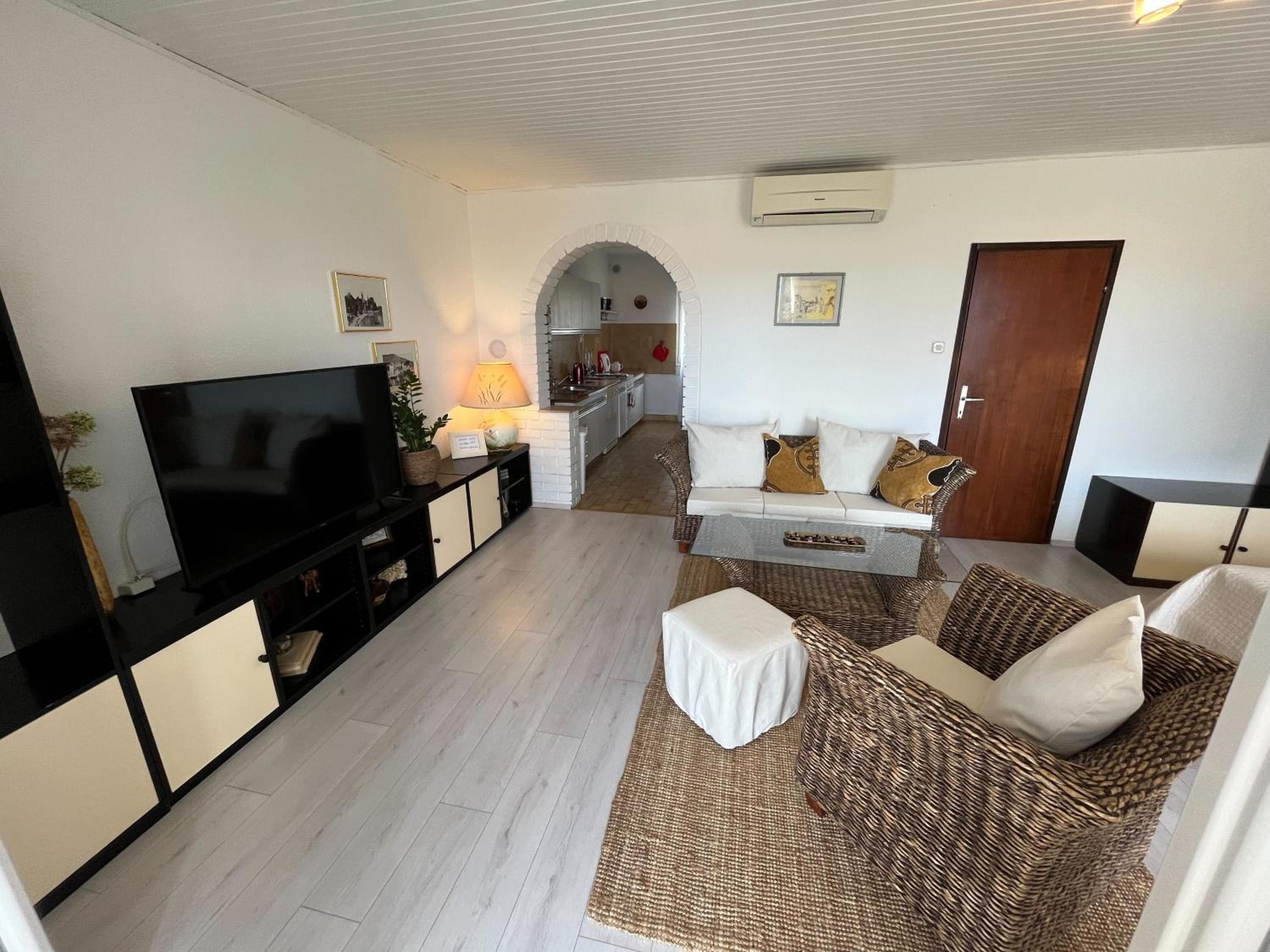 One-Bedroom Apartment with Balcony and Sea View photo 2