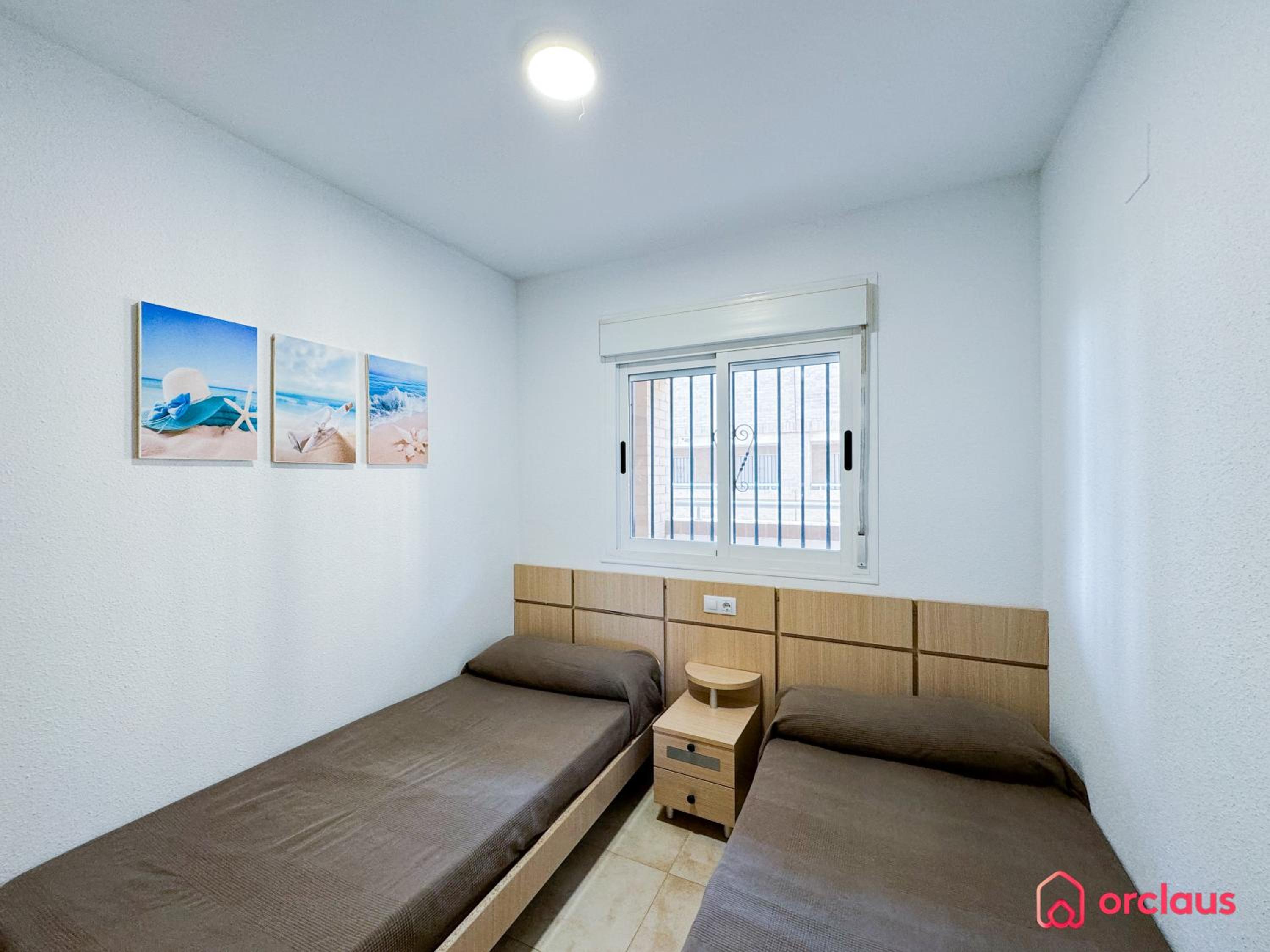 Apartamento de dos habitaciones con balcón y vista al mar