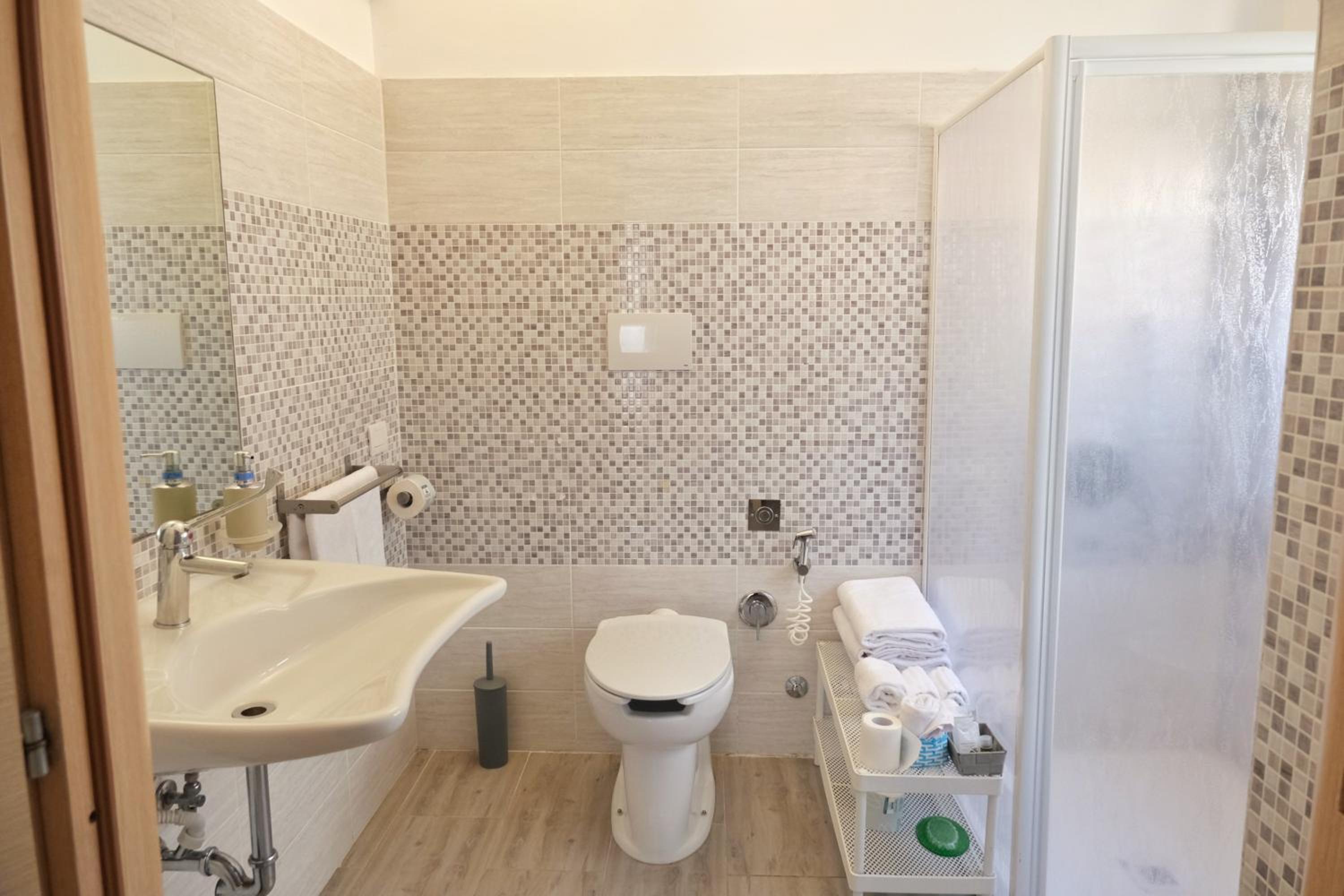 Quadruple Room with Private Bathroom photo 3