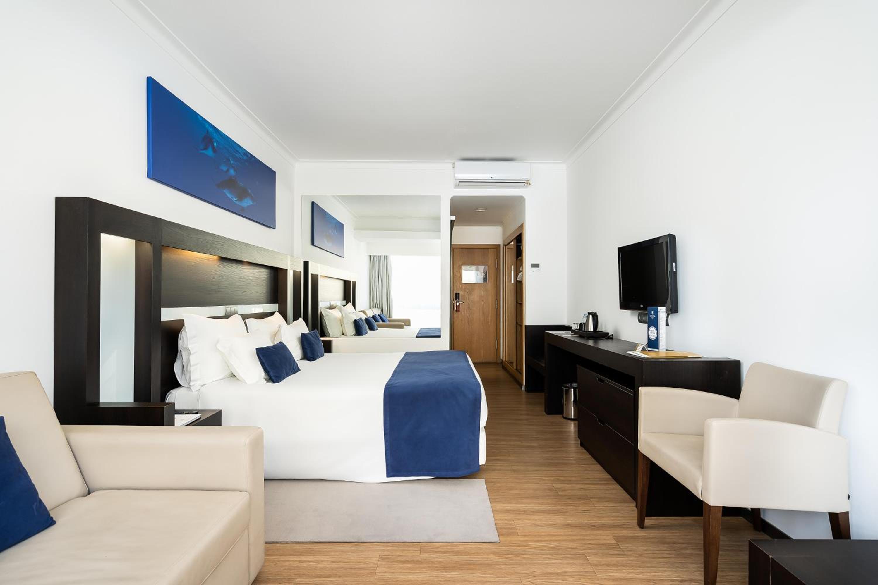 Standard Family Room (2 Adults + 2 Children up to 12 years old) photo 2