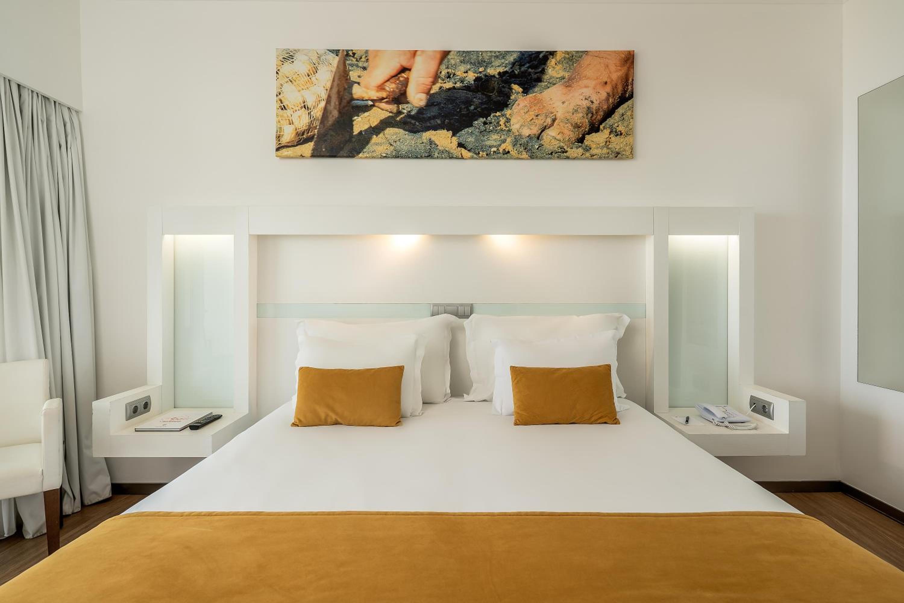 Deluxe Room with Sea View - High Floor photo 2