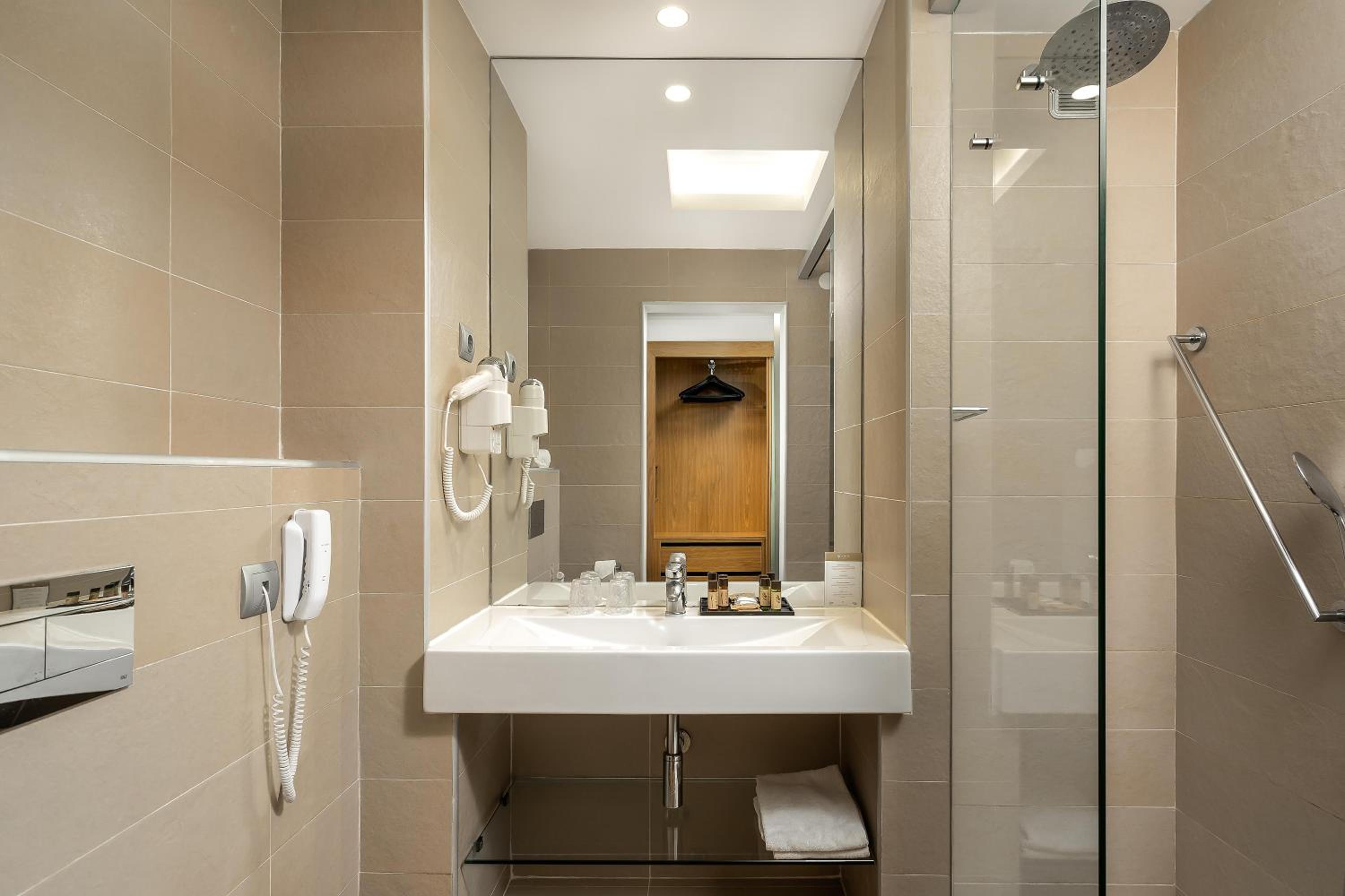 Deluxe Room with Sea View - High Floor photo 3