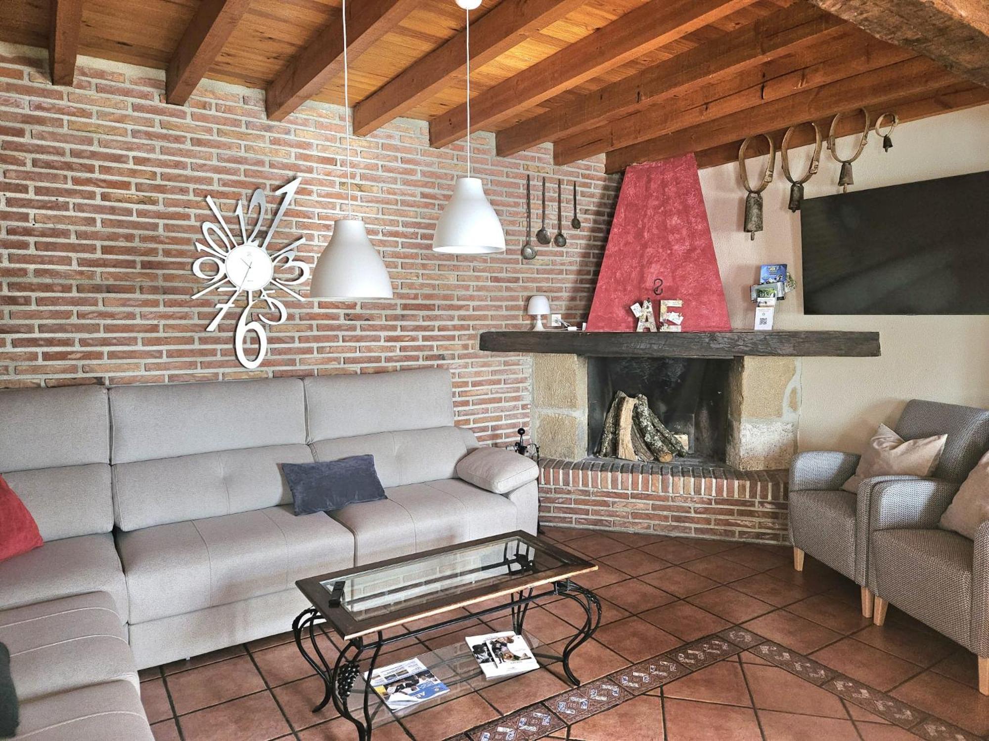 Six-Bedroom House photo 2