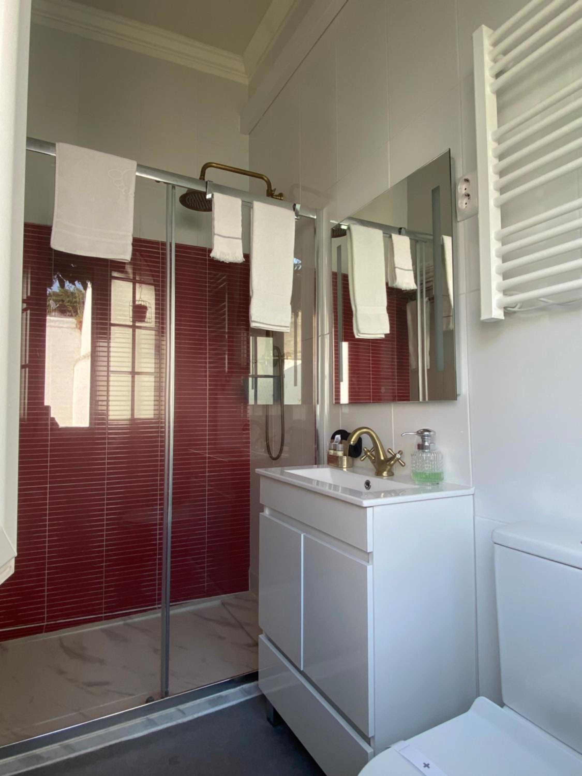 Double or Twin Room with Private Bathroom - Photo 9