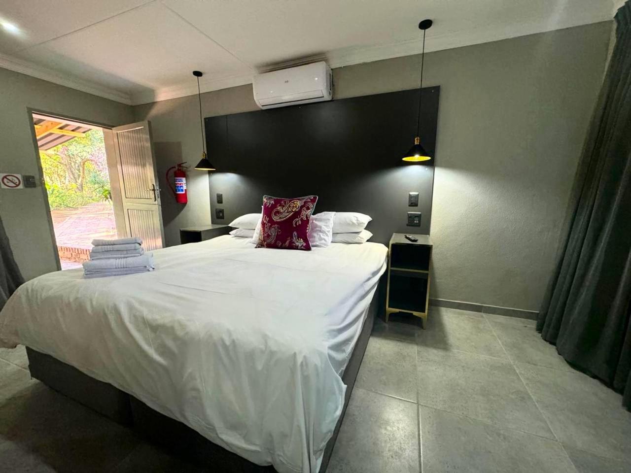 Standard Double Room - Photo 24