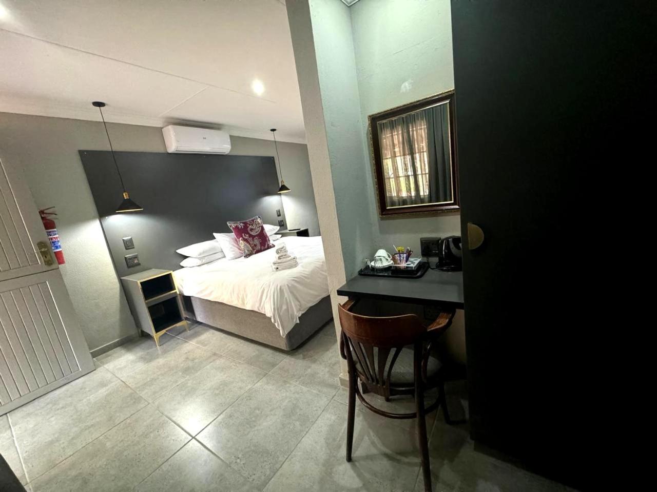 Standard Double Room - Photo 7