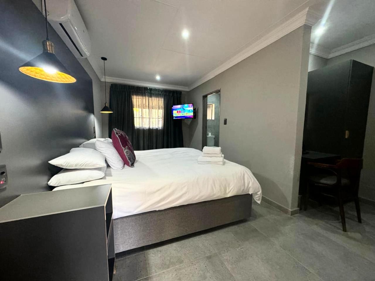 Standard Double Room - Photo 12