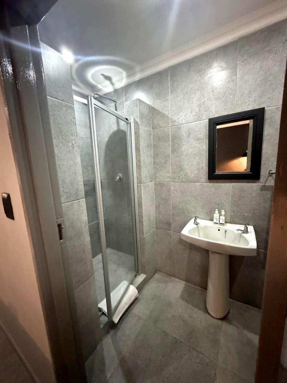 Standard Double Room - Photo 8