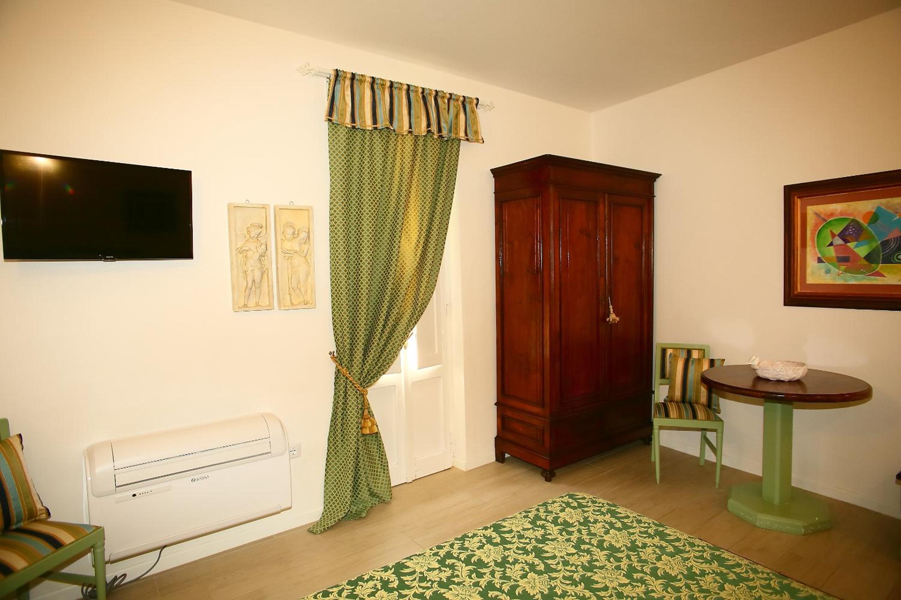 Large Double Room - Photo 1