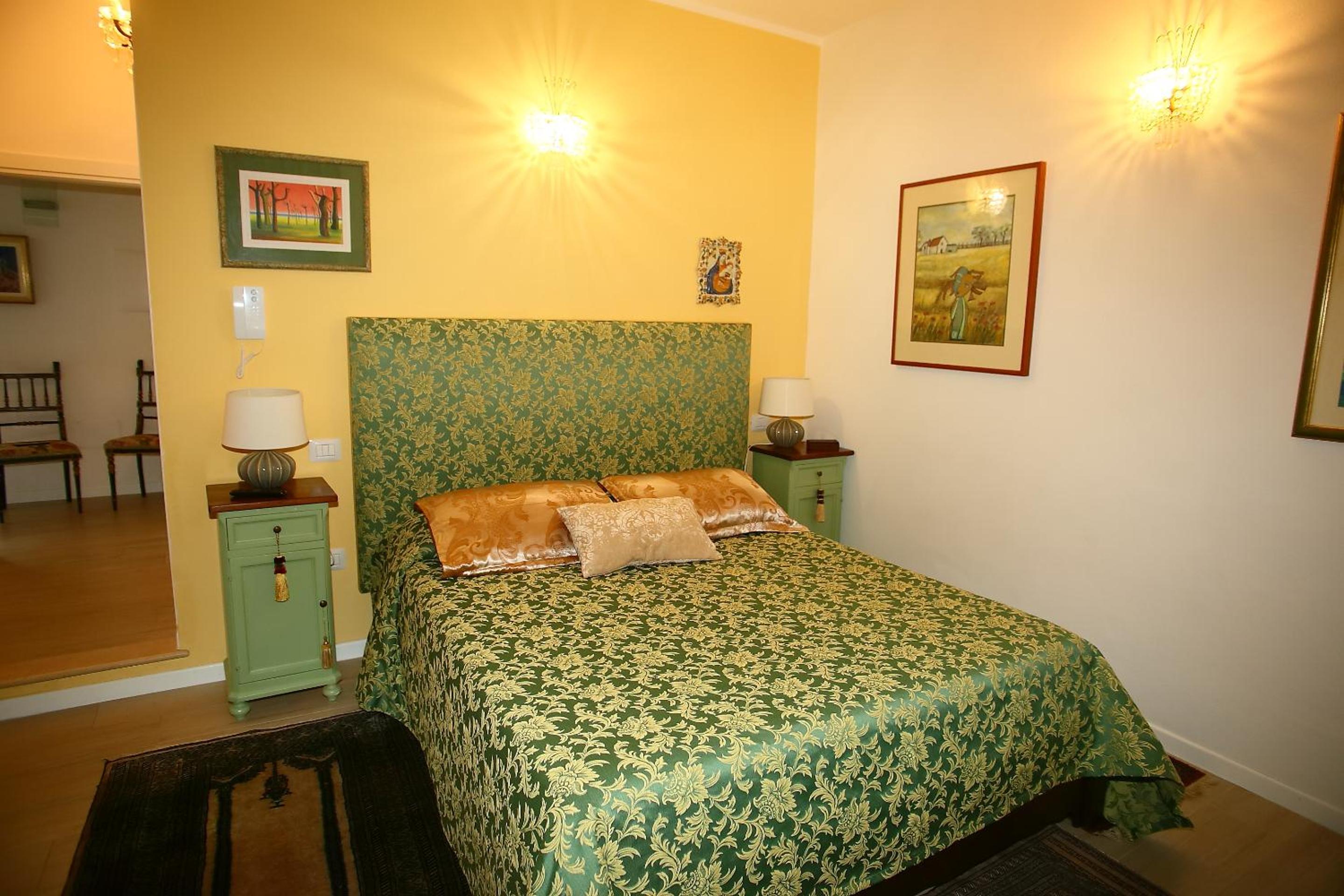 Large Double Room - Photo 3