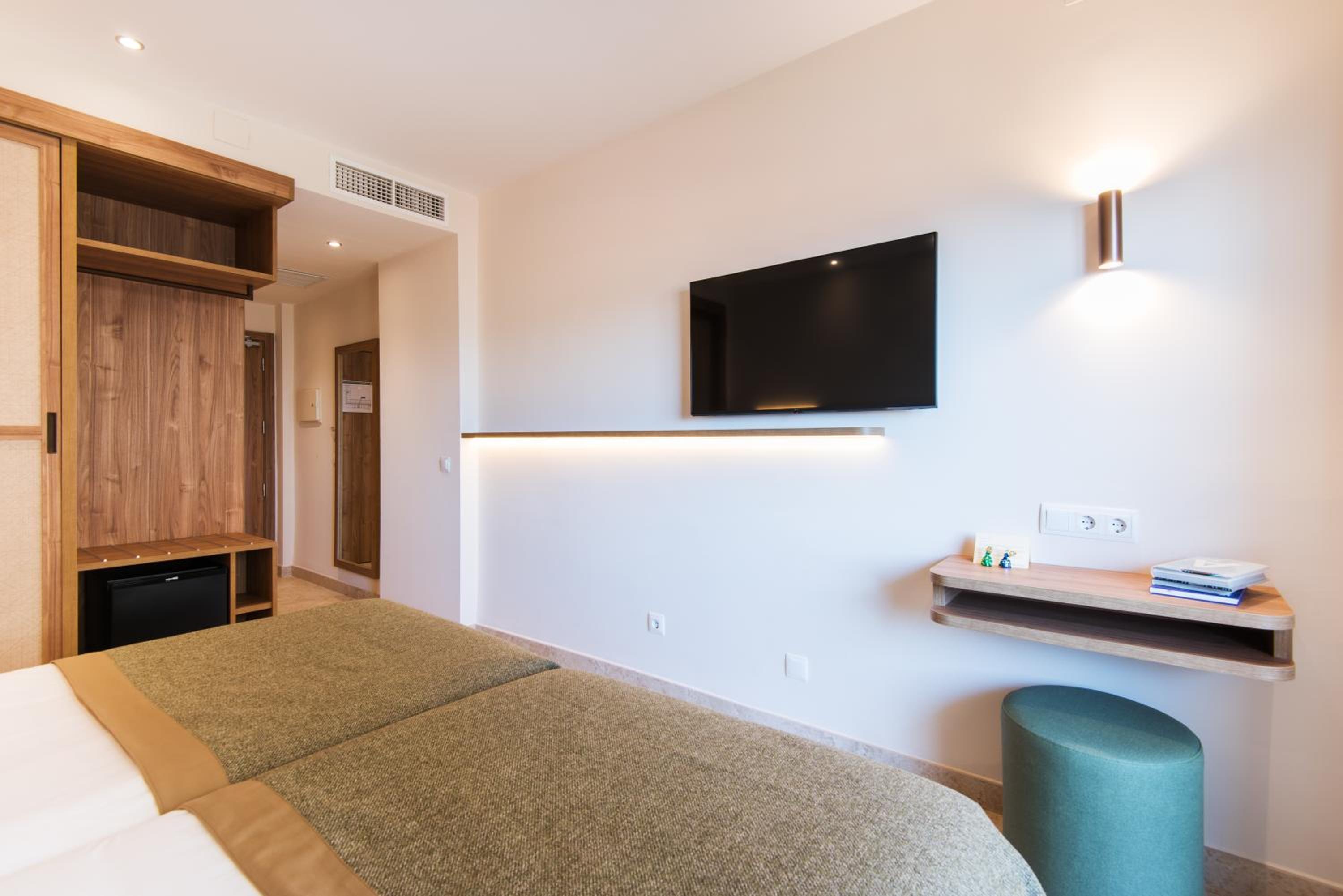 Double or Twin Room with Terrace - Photo 6