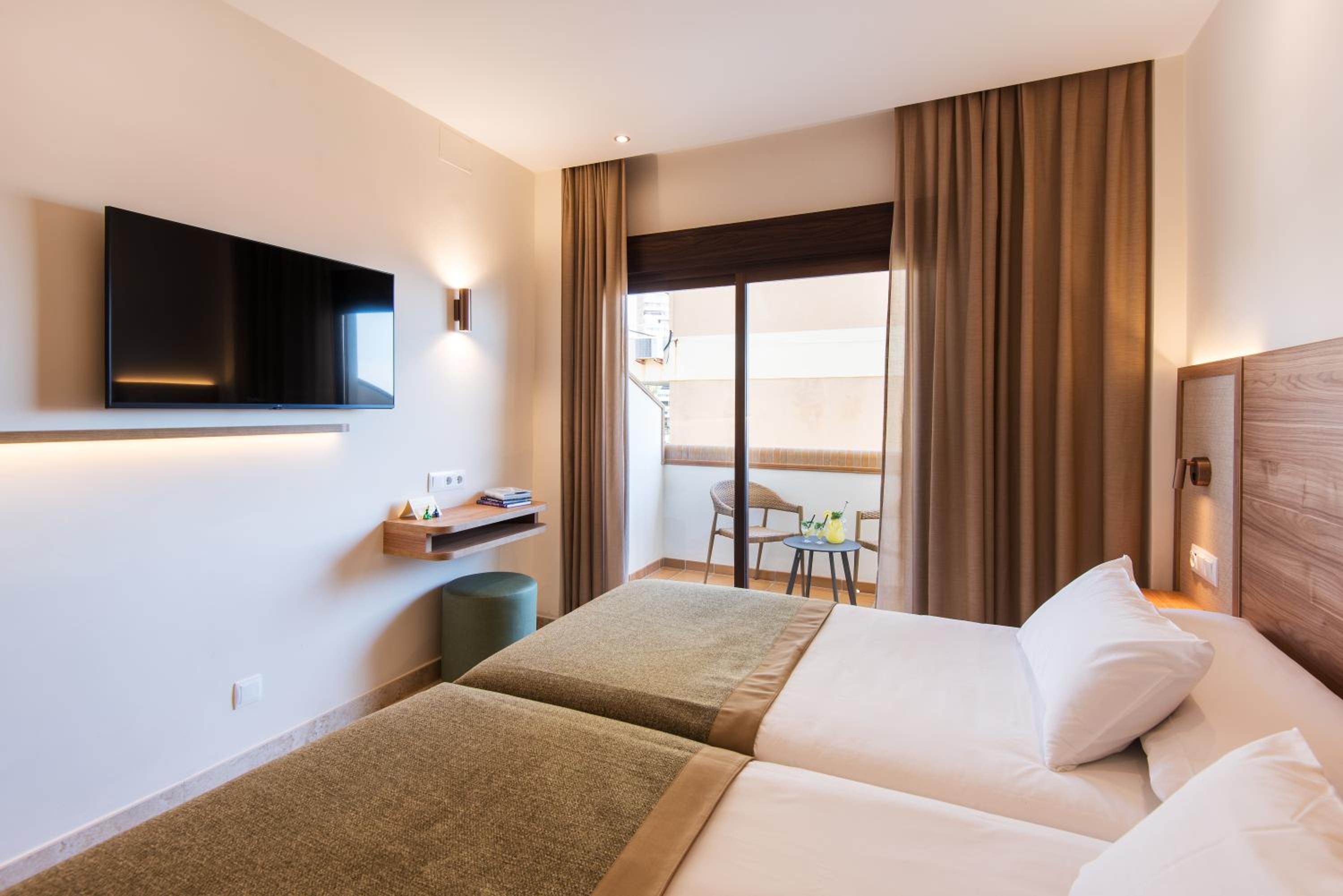 Double or Twin Room with Terrace - Photo 5