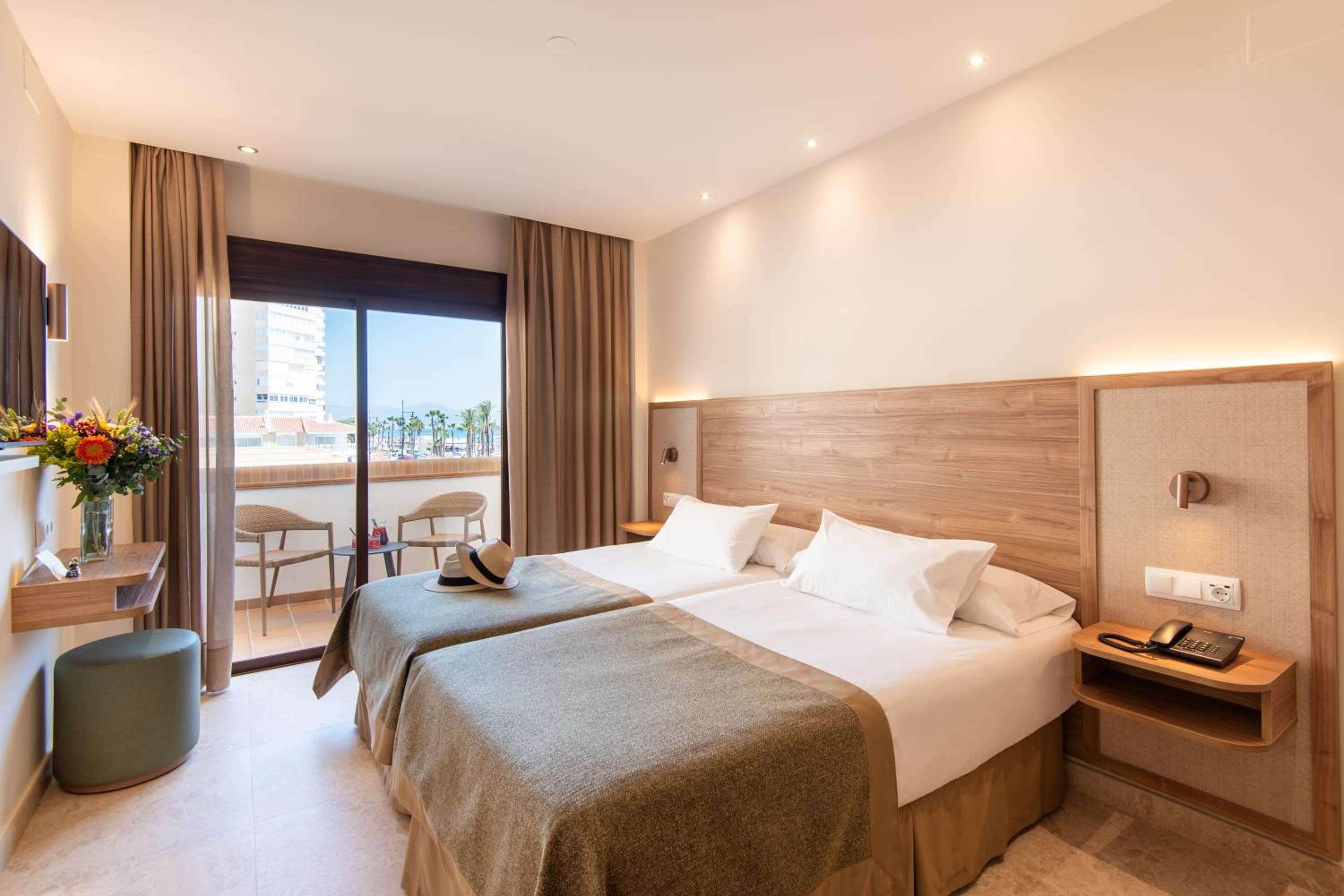 Habitación Doble con Terraza y Vistas parciales al Mar
