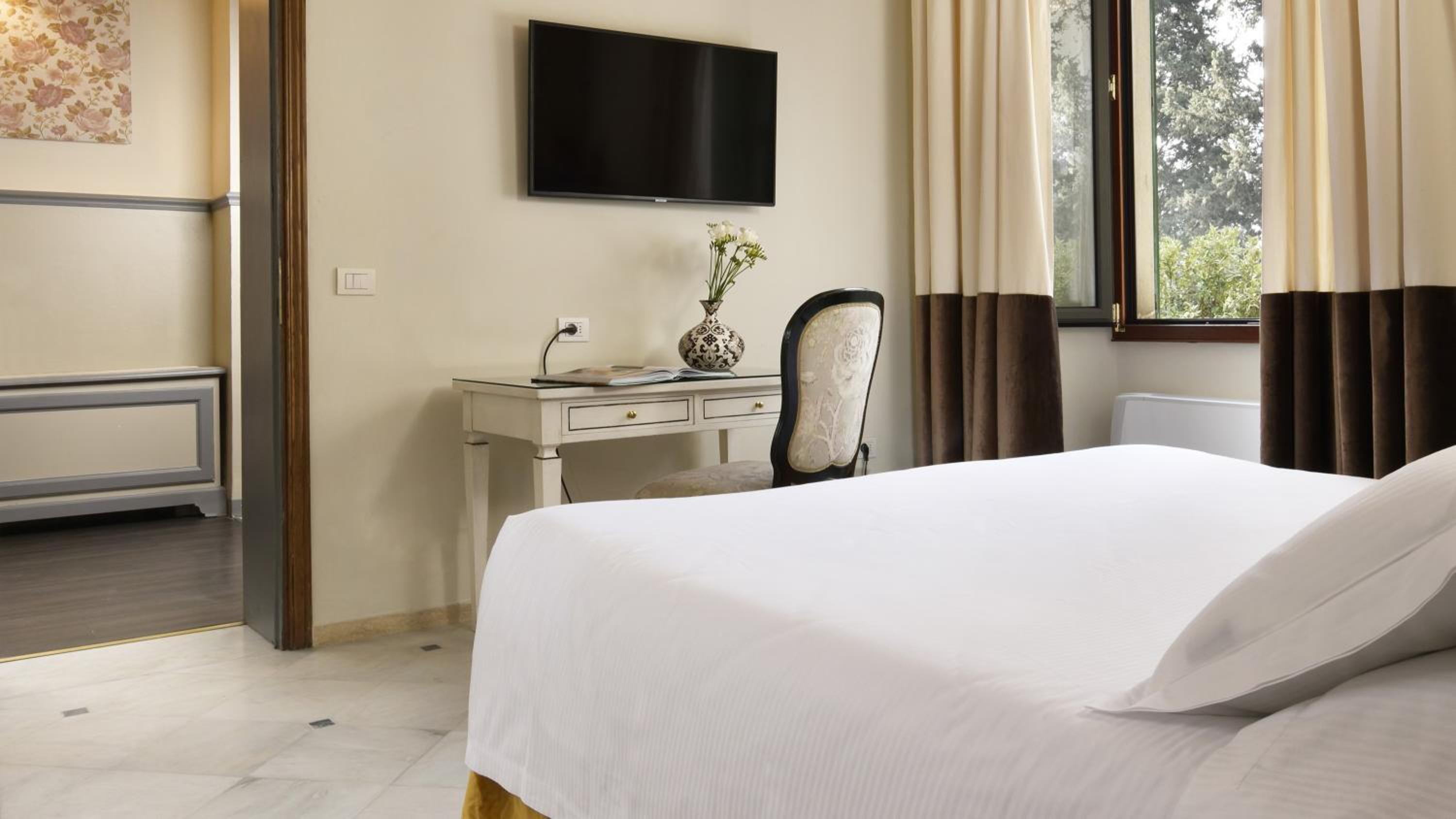 Double or Twin Room City View - Photo 1
