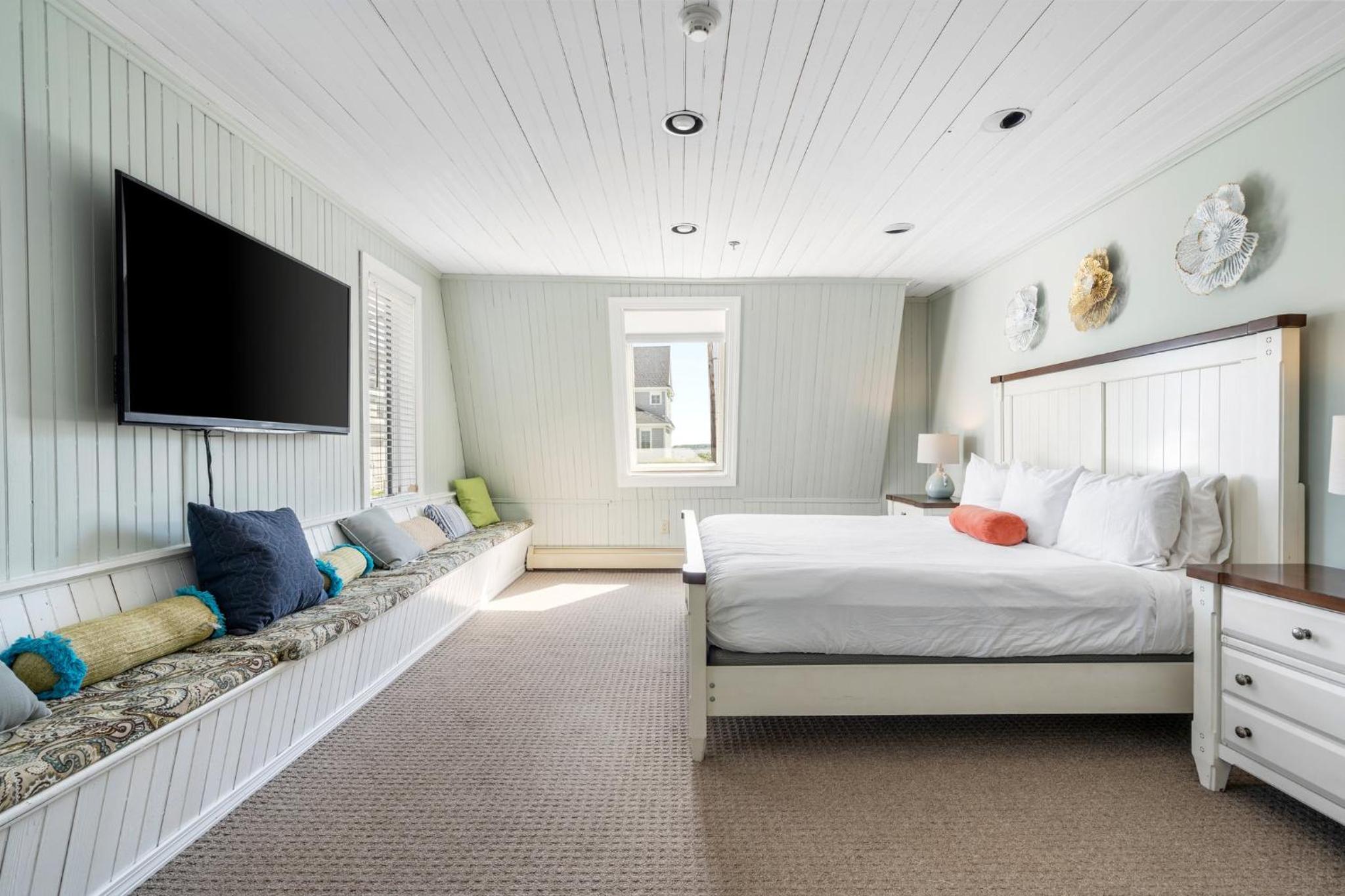Carriage House King with Pullout
