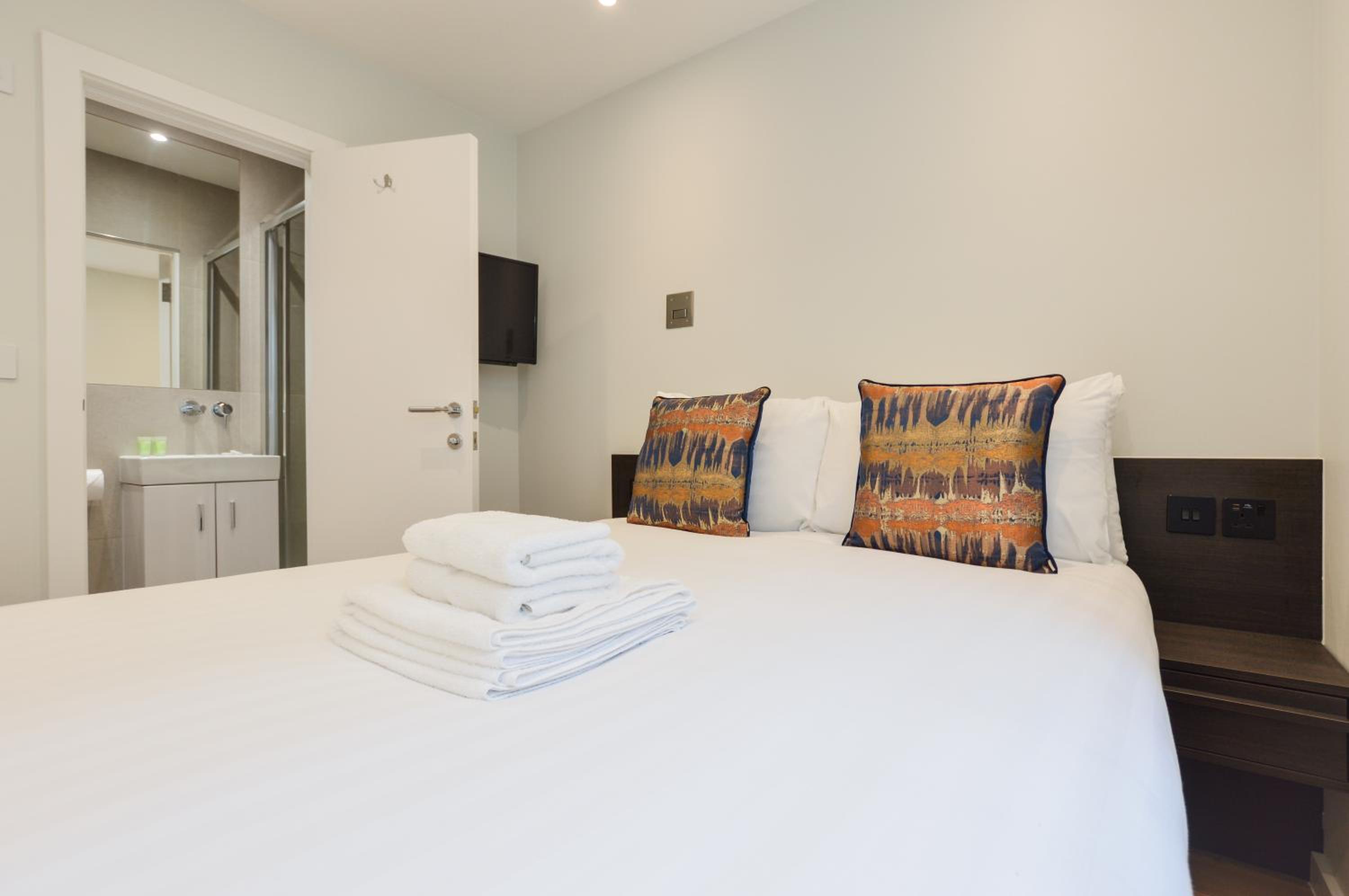 Lower Ground Floor Studio Apartment photo 3