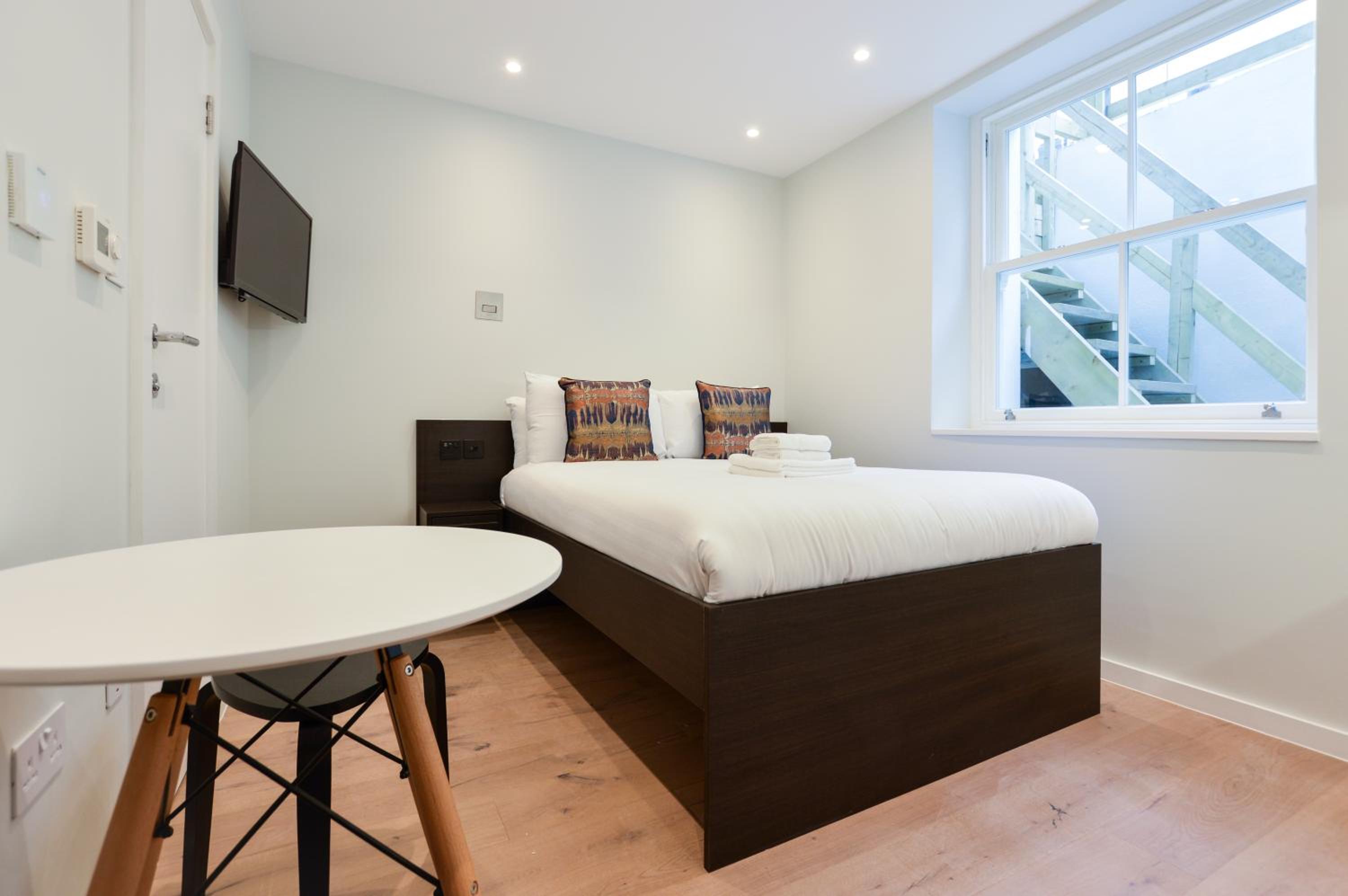 Lower Ground Floor Studio Apartment photo 1