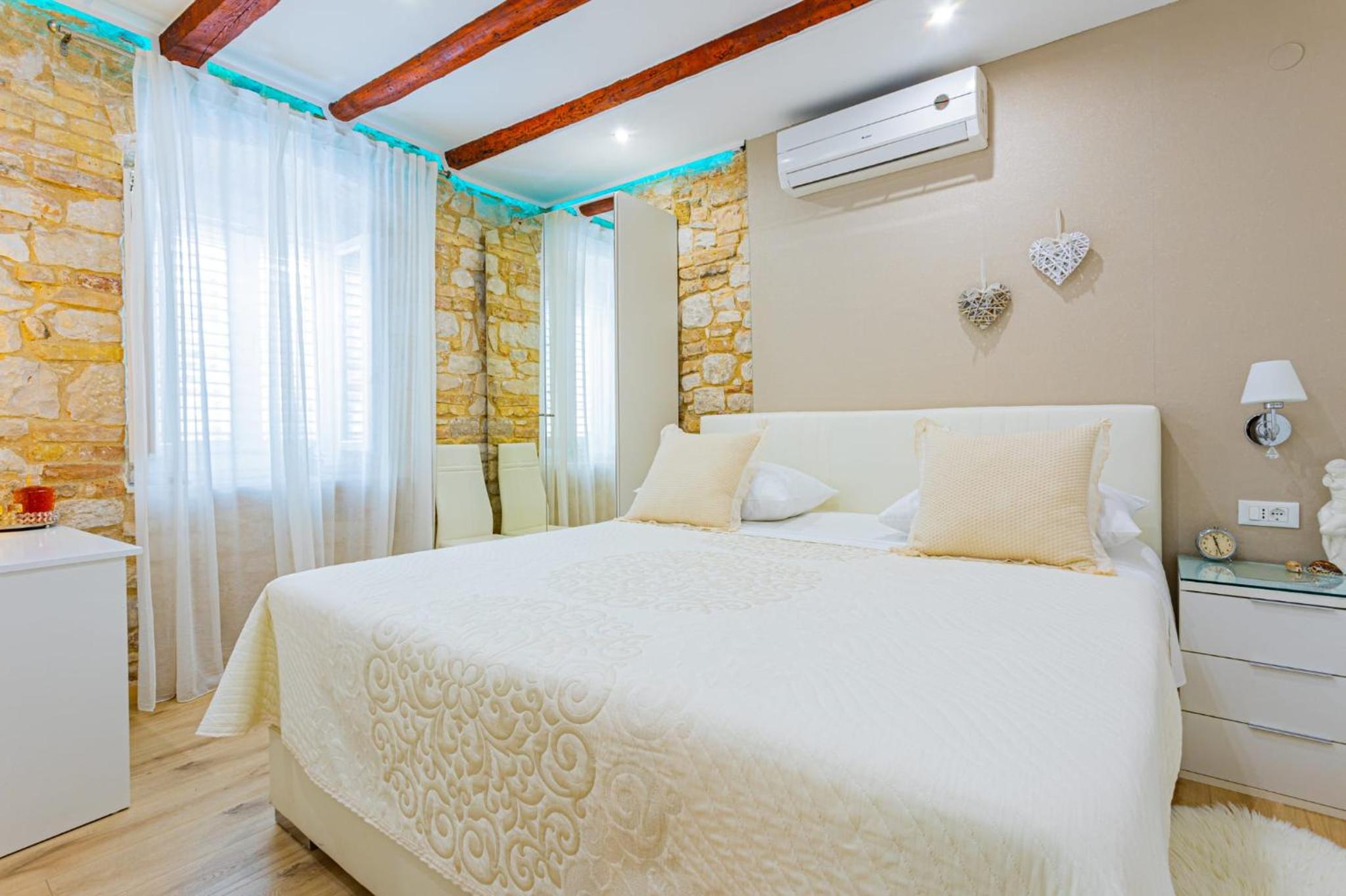 Deluxe King Room - Photo 15
