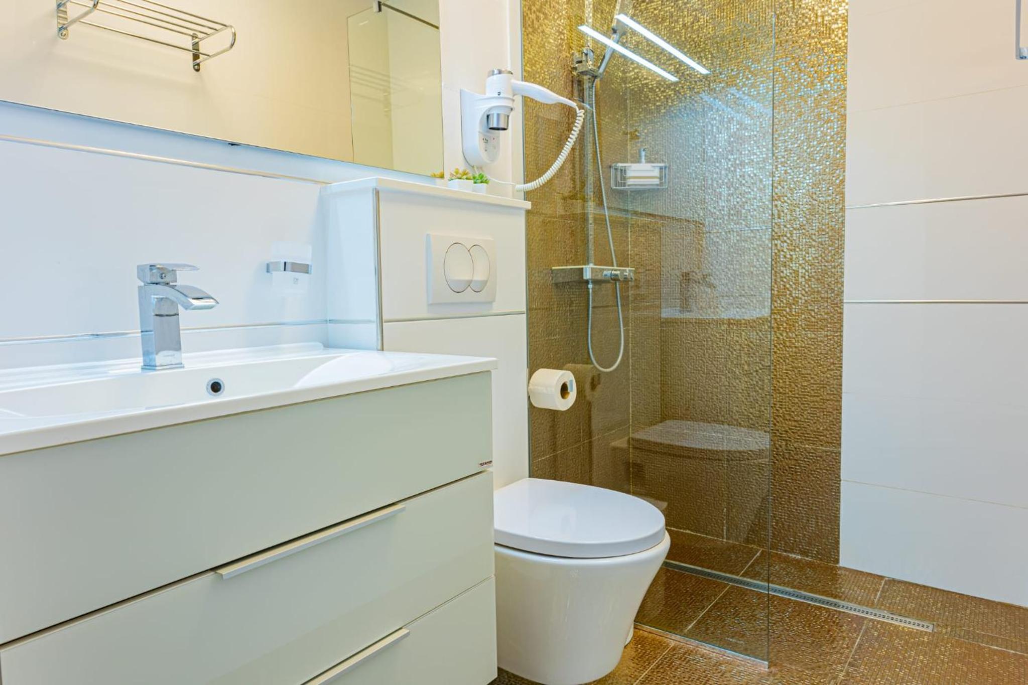 Deluxe King Room - Photo 16