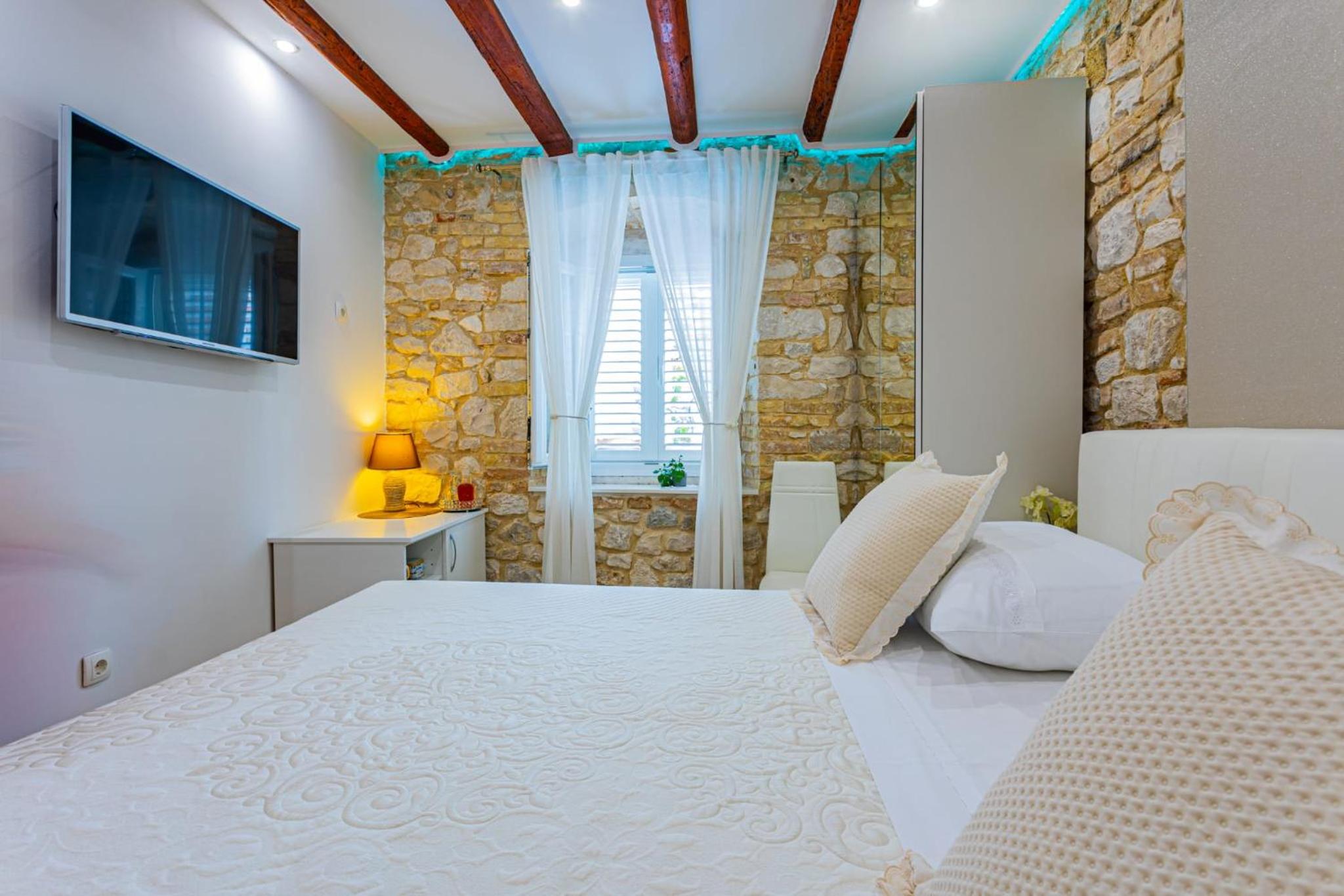 Deluxe King Room - Photo 18