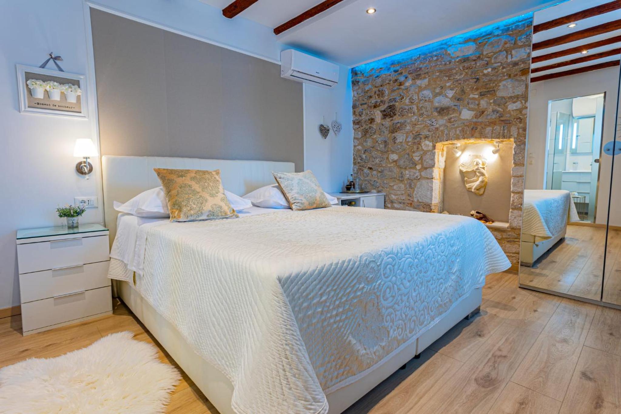 Deluxe King Room - Photo 19