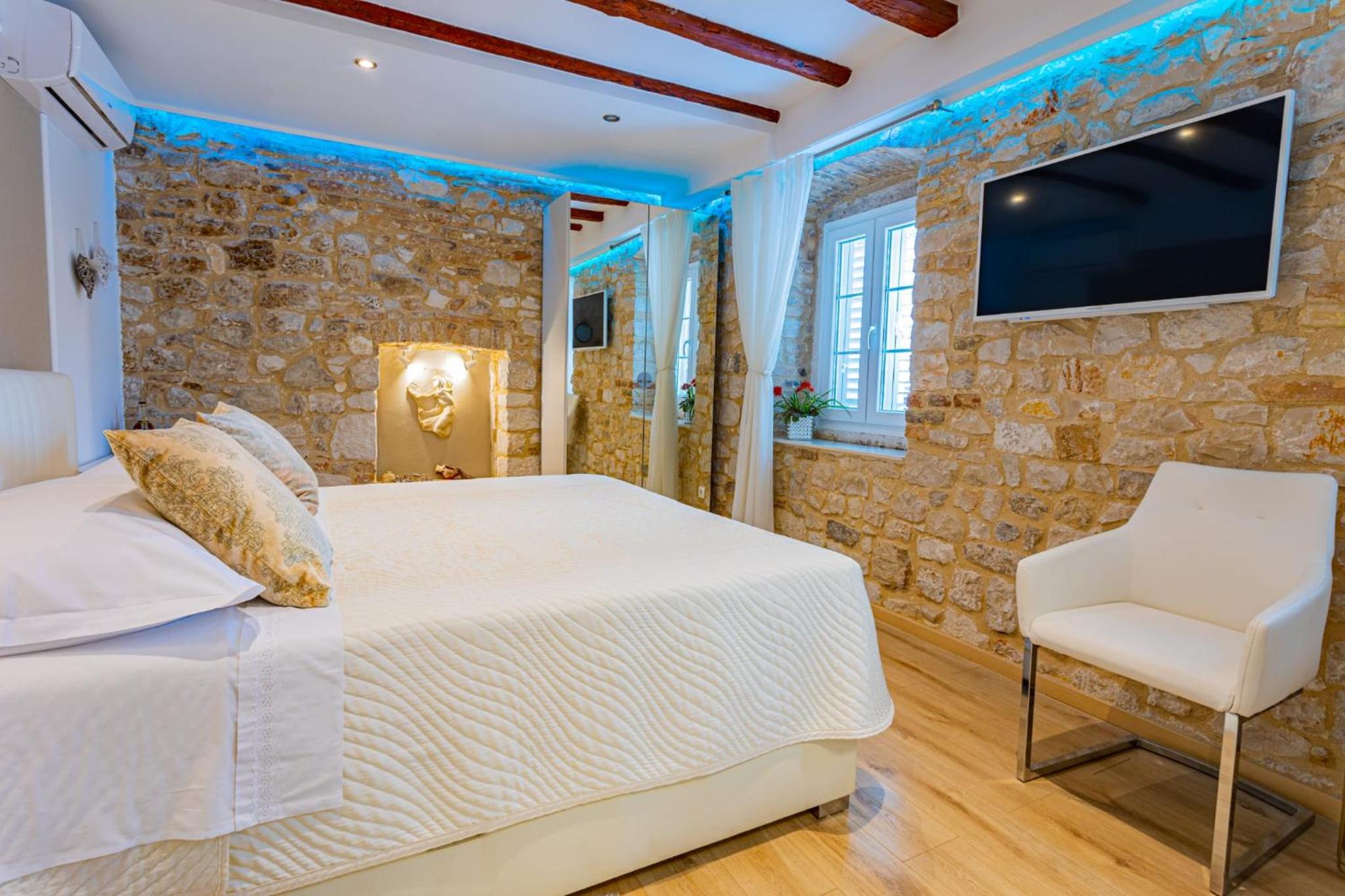 Deluxe King Room - Photo 1