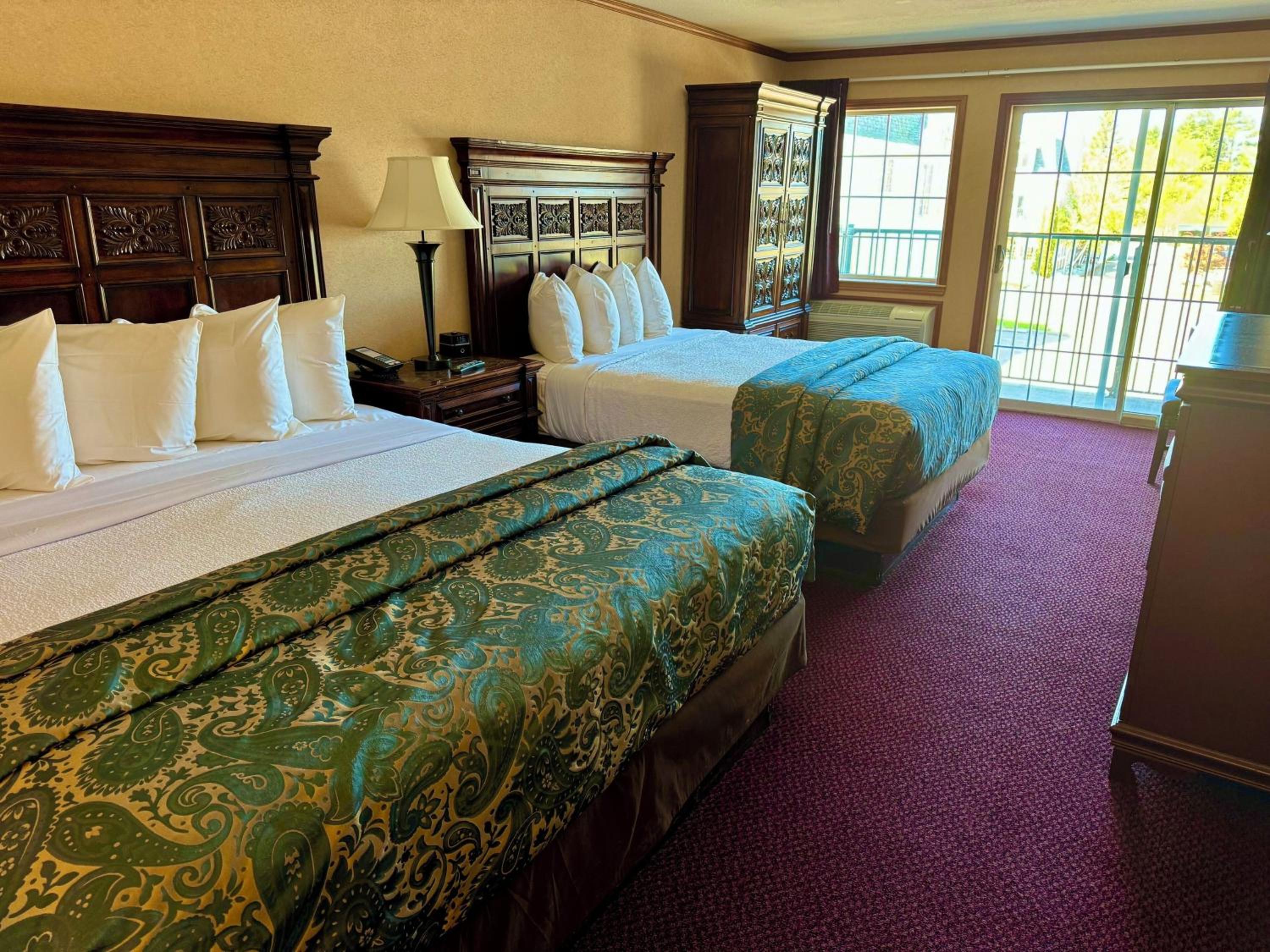 Queen Room with Two Queen Beds - Photo 9