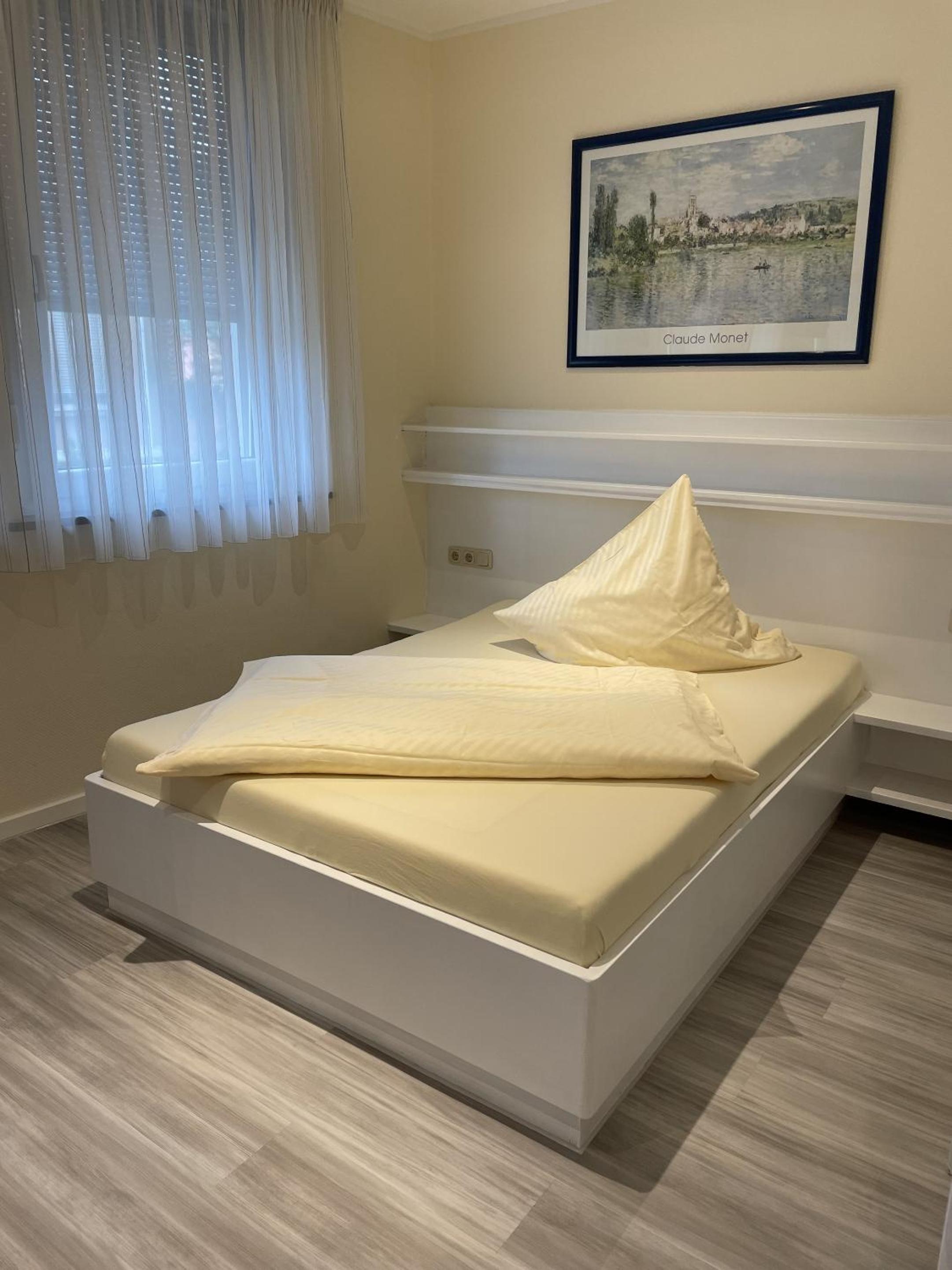 Standard Queen Room photo 2