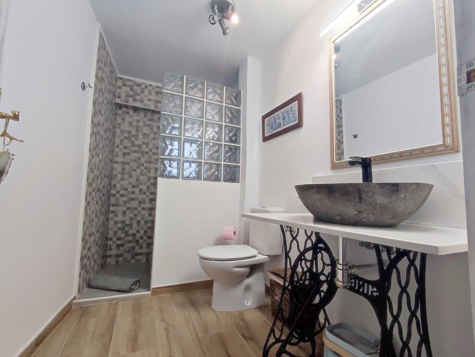 Six-Bedroom House photo 3