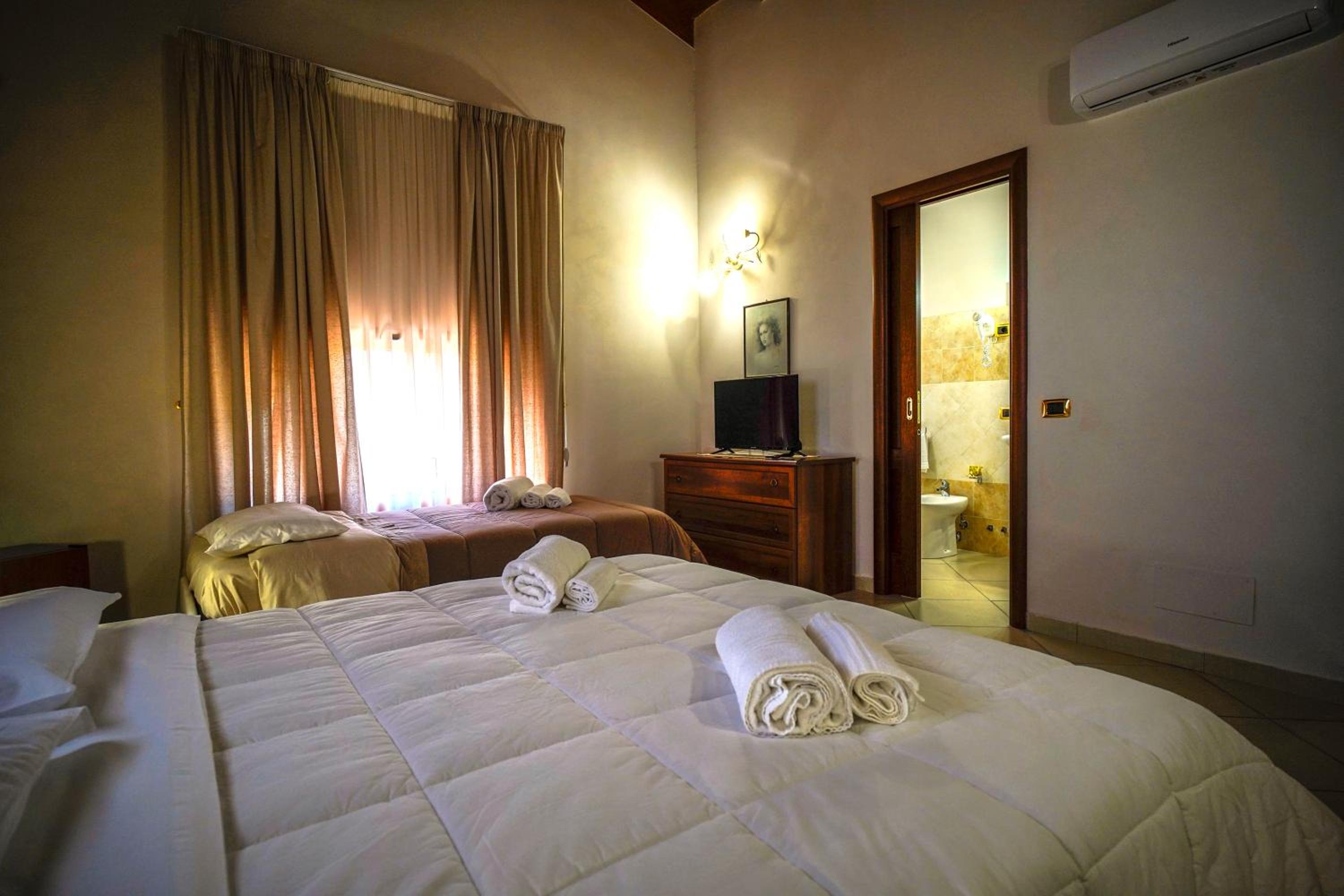 Triple Room with Private Bathroom - Photo 2